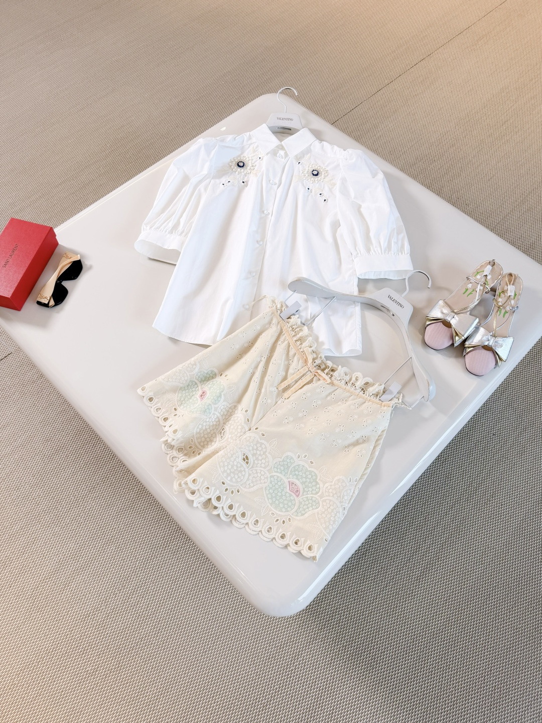 NO:893097,VANEL 26S Heavy-duty three-dimensional floral embroidered cotton shirt. White mid-sleeve shirt. Made of crisp and breathable cotton fabric. Exquisite three-dimensional floral embroidery on the chest, the details are eye-catching. The puff sleeve design is soft and elegant, neutralizing the formal feeling. Top quality, shirts,19860909VANEL 26S 重工立体花卉刺绣棉质衬衫 白色中袖衬衫 采用挺括透气棉质面料 胸前有精致立体花卉刺绣,细节超吸睛 泡泡袖设计柔美又优雅 中和了正式感 顶级品质,,shirts,,Women's clothing