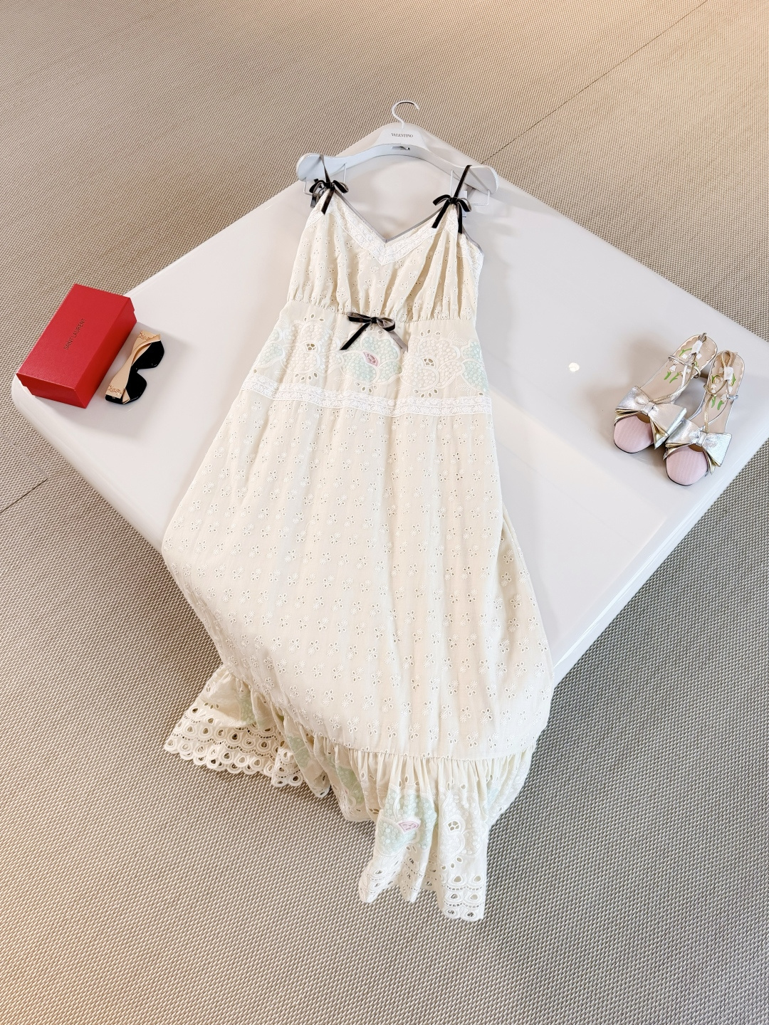 NO:893123,VANEL 26S V-neck dress with ruffled stitching and hollow floral embroidery. Embroidered hollow long skirt. Made of pure cotton, light and breathable. V-neck + thin suspender design. Three-dimensional bow embellished at the waist. Hollow embroidery + floral pattern on the skirt. Full of vacation atmosphere. Top quality for sale. Skirts,19860909VANEL 26S 荷叶边拼接镂空花卉刺绣V领连衣裙 刺绣镂空长裙 纯棉材质轻盈透气 V领+细吊带设计 腰部点缀立体蝴蝶结,裙身镂空刺绣+花卉图案 度假氛围感拉满 顶级品质发售,,skirts,,Women's clothing