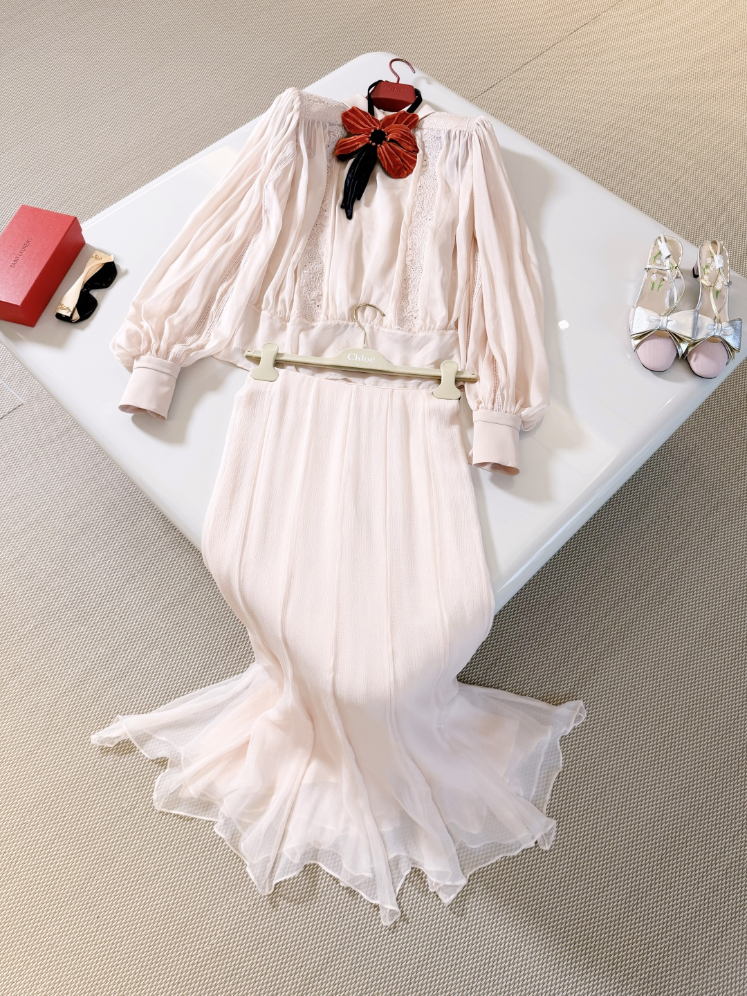 NO:893105,VALEN 26W pink and nude flower bow tie shoulder pad silk shirt. Light mulberry silk nude pink low saturation tone soft texture, retro lantern puff sleeves with vertical pleated lace trim, red and black floral decorative art on the neckline. Retro silhouette of shoulder pads is elegant and high-end,,valentino,shirts,real silk,19860909VALEN 26W 粉裸色花朵领结肩垫真丝衬衫 轻盈桑蚕丝裸粉低饱和色调柔光质感,复古灯笼泡泡袖竖向压褶蕾丝镶边,领口点缀红黑花卉装饰艺术感 肩垫复古廓形优雅又高级,,valentino,shirts,real silk,,Women's clothing