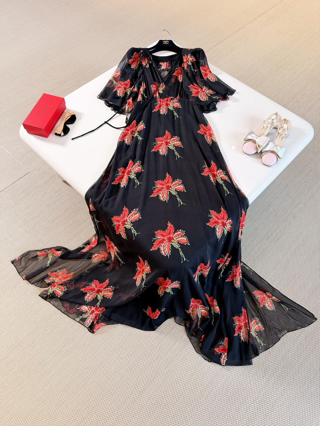 NO:893092,VALEN 26W Flying Flowers poinsettia silk cape dress, integrated short tulle cape with neckline, pleated ruffles to modify the shoulders and neck, weakening shoulder width, noble silk two-piece set with a retro atmosphere, transparent yarn texture adds a hazy sense of luxury,,valentino,skirts,real silk,19860909VALEN 26W Flying Flowers 一品红真丝斗篷礼服连衣裙 领口一体式短款薄纱斗篷,褶皱荷叶边修饰肩颈 弱化肩宽,高贵真丝两件套 自带复古氛围感 通透纱质增加朦胧高级感,,valentino,skirts,real silk,,Women's clothing