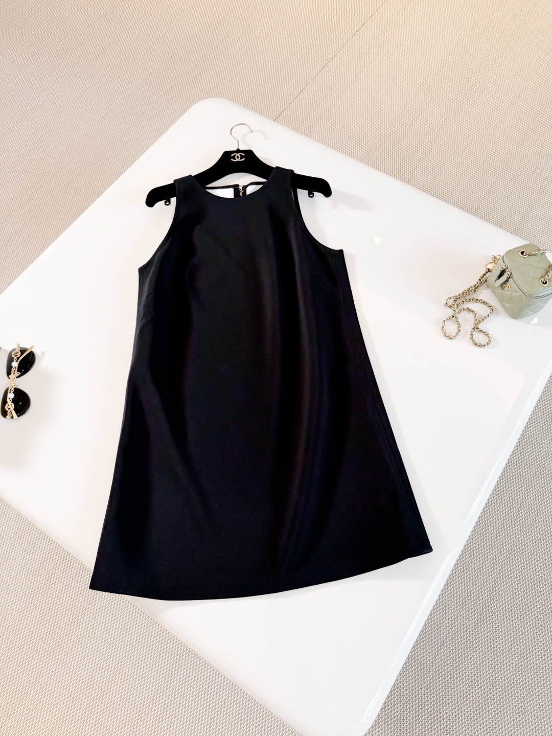 NO:893131,CHA 26P Double C gold buckle halterneck elegant little black dress, black sleeveless straight cut, simple and elegant, embellished with C hardware buckles to create a French sophistication!  The fabric is draped and comfortable, suitable for many occasions such as commuting and dinner. The golden double C logo on the back is decorated with brand feel,,skirts,19860909CHA 26P 双C金扣挂脖优雅小黑裙 黑色无袖直筒剪裁简约优雅 点缀C五金扣营造法式精致感！面料垂坠舒适 适合通勤晚宴等多场合穿搭 背部金色双C logo装饰品牌感,,skirts,,Women's clothing