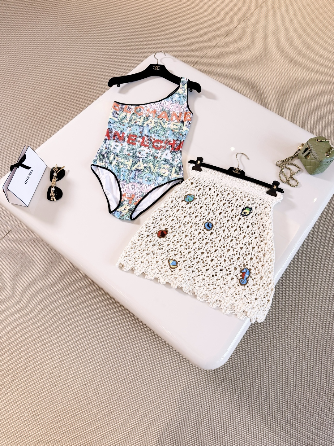 NO:893102,CHA 26W Coco Beach series graffiti slanted shoulder swimsuit. Contrast letter marine life print creates a summer atmosphere. The sloping shoulder design is super personalized. Stretch fabric fits the body shape. It is comfortable to wear and shows your figure. It has a high-end vacation atmosphere.,swimsuits,19860909CHA 26W Coco Beach系列涂鸦斜肩泳衣 撞色字母海洋生物印花营造夏日氛围感,斜肩设计超有个性 弹力面料贴合身形 穿着舒适又显身材、度假氛围高级感,,swimsuits,,Women's clothing