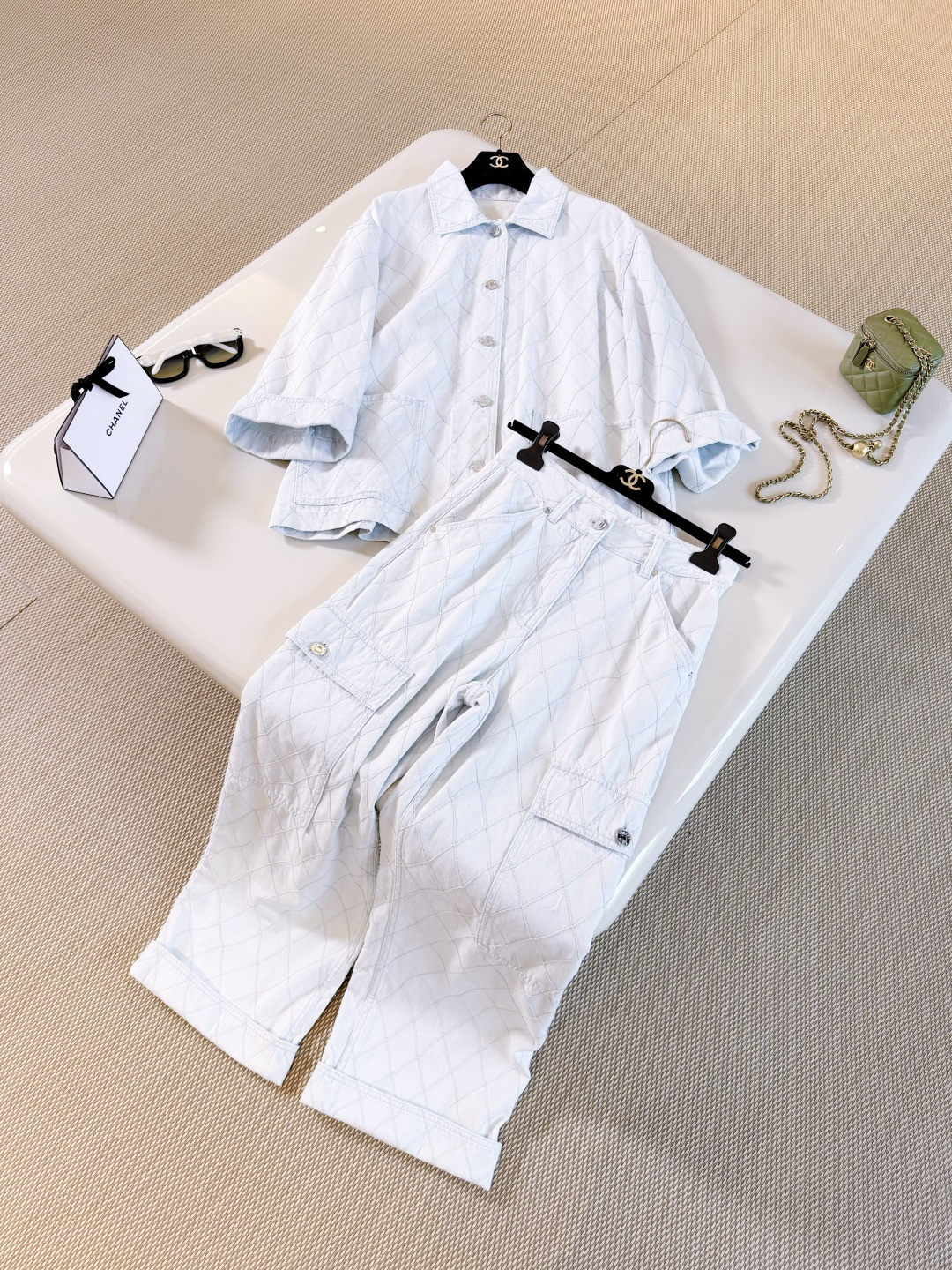 NO:893110,CHA 26COCO BEACH series light blue rhombus overalls. Washed soft denim fabric is super comfortable to wear. High waist, wide legs and big pocket design. Double C logo waist buckle embellishes the brand feel. The trousers can be cuffed. Casual and fashionable. The suit matches the holiday atmosphere.19860909CHA 26COCO BEACH系列浅蓝菱格工装裤 水洗软牛仔面料穿着超舒适,高腰阔腿大口袋设计 双C logo腰扣点缀品牌感,裤脚可翻边 随性又时髦 套装搭配度假氛围感,,,Women's clothing