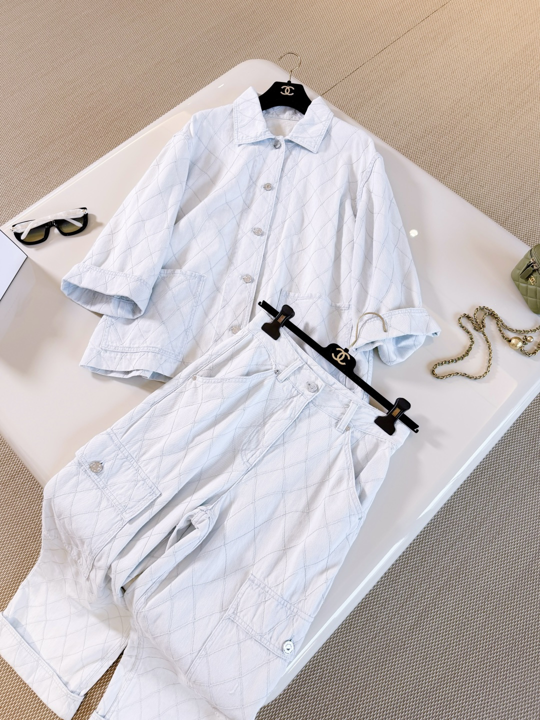 NO:893113,CHA 26Coco Beach series light blue rhombus denim shirt. Soft denim material. Classic rhombus silver buttons embellished shirt shape. Loose fit three-quarter sleeve design. Light blue, fresh and versatile. Pair with jeans for a lazy and comfortable vacation. Jeans, shirts,19860909CHA 26Coco Beach系列浅蓝菱格牛仔衬衫 柔软牛仔材质 经典菱格纹银色纽扣点缀衬衫造型、宽松版型七分袖设计 浅蓝色清新百搭 配牛仔裤度假慵懒舒适,,jeans,shirts,,Women's clothing