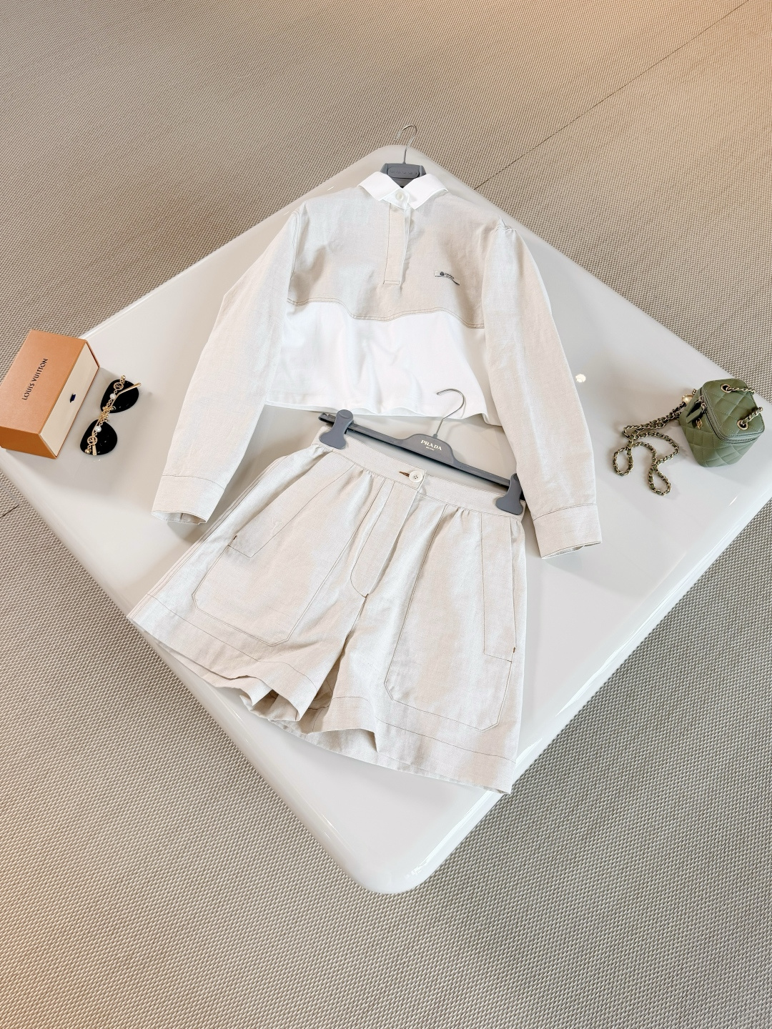 NO:893143,PRA 26W Linen silhouette sweatshirt shorts casual suit Polo shirt is made of linen and cotton splicing. Off-white contrasting color design is simple and layered. Long-sleeved classic lapel. Linen-cotton blend is breathable and comfortable. The suit is casual and rhythmic, prada, hoodie, sweatshirts, shorts,19860909PRA 26W 亚麻廓形卫衣短裤休闲套装 Polo衫采用亚麻与棉质拼接 米白色撞色设计简约又有层次感,长袖经典翻领 亚麻棉混纺透气舒适 套装休闲律动,,prada,hoodie,sweatshirts,shorts,,Women's clothing