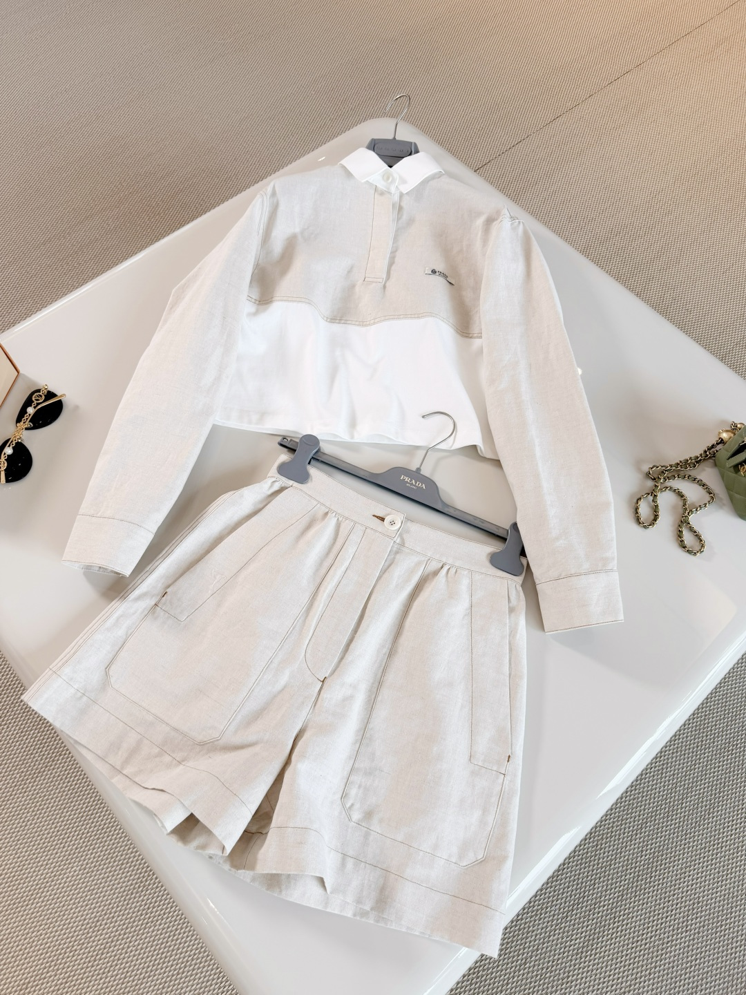 NO:893145,PRA 26W linen silhouette sweatshirt shorts casual suit. The shorts are designed in a linen silhouette and matched with a series of short sweatshirts. It is easy to get a lazy temperament. It is a versatile and practical item in the summer wardrobe, prada, hoodie, sweatshirts, shorts,19860909PRA 26W 亚麻廓形卫衣短裤休闲套装 短裤采用亚麻廓形剪裁设计、搭配系列短款卫衣 轻松get慵懒气质风,是夏日衣橱百搭实用单品,,prada,hoodie,sweatshirts,shorts,,Women's clothing