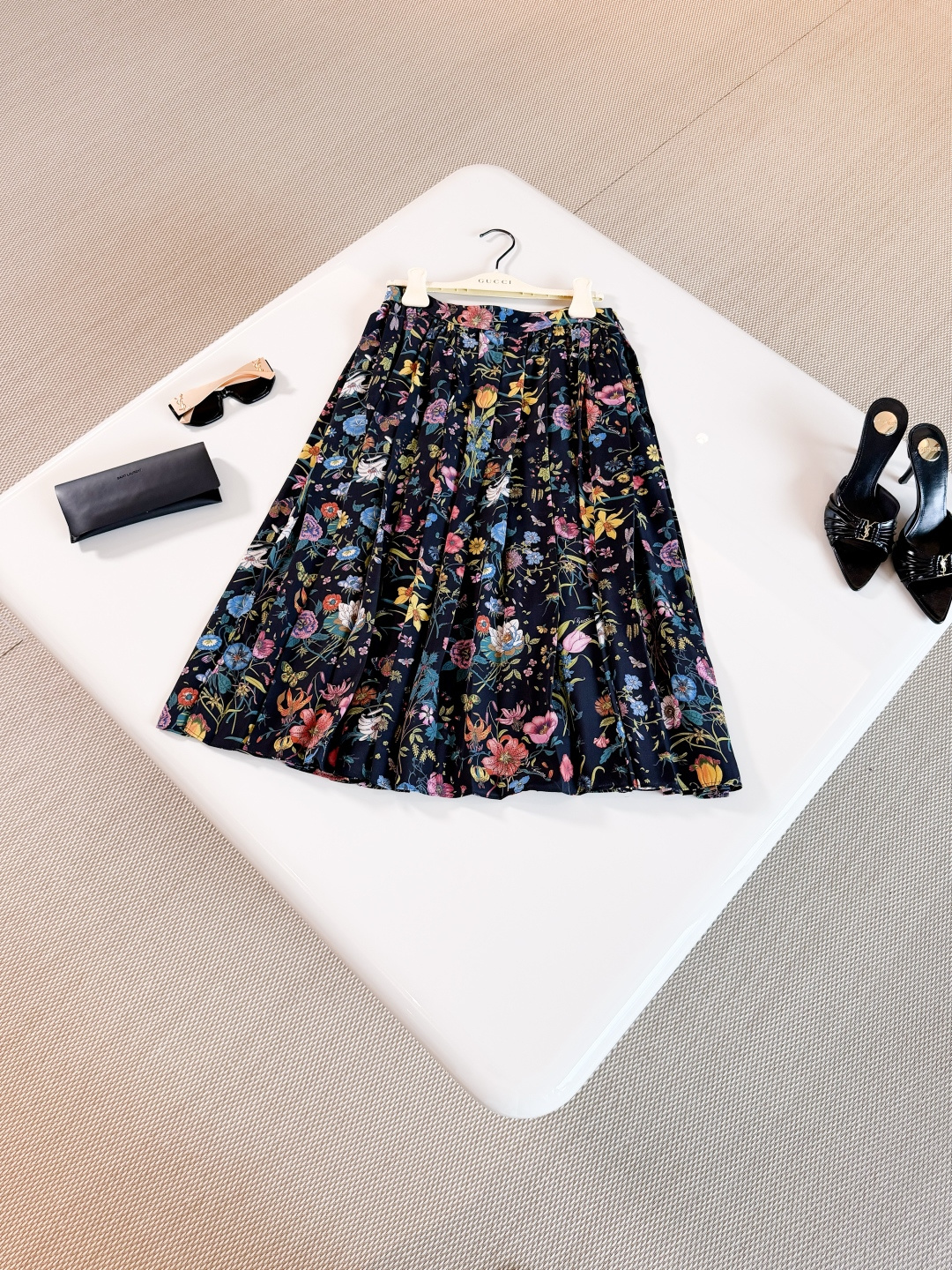 NO:893151,GUC 26W Generation floral pleated silk skirt. The mid-length pleated skirt is made of mulberry silk. It is decorated with all-round Flora print and side slits. The Generation series deeply explores the brand’s archive elements and integrates the designs of different generations into a unified aesthetic narrative.,gucci,skirts,real silk,19860909GUC 26W Generation花卉百褶真丝半身裙 中长款百褶半身裙采用桑蚕丝材质 饰有全方位Flora印花,侧开衩 世代系列深入探索品牌的典藏元素 将不同世代的设计融合为统一的美学叙事,,gucci,skirts,real silk,,Women's clothing