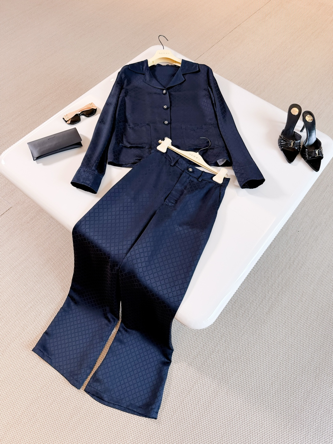 NO:893096,GUC 26W GG navy blue silk casual and lazy suit, simple and elegant, low-key and elegant. The silk jacquard satin fabric has fine and high-grade texture, and the neatly cut silhouette design makes the version crisp and not easy to wrinkle. Shirt-style lapel G metal button, fashionable and free,,gucci,shirts,real silk,19860909GUC 26W GG藏蓝色真丝休闲慵懒套装 简约大气低调优雅 真丝提花缎面料细腻高级质地、剪裁利落廓形设计让版型挺括不易皱 衬衫式翻领 G金属纽扣 时髦又自由,,gucci,shirts,real silk,,Women's clothing