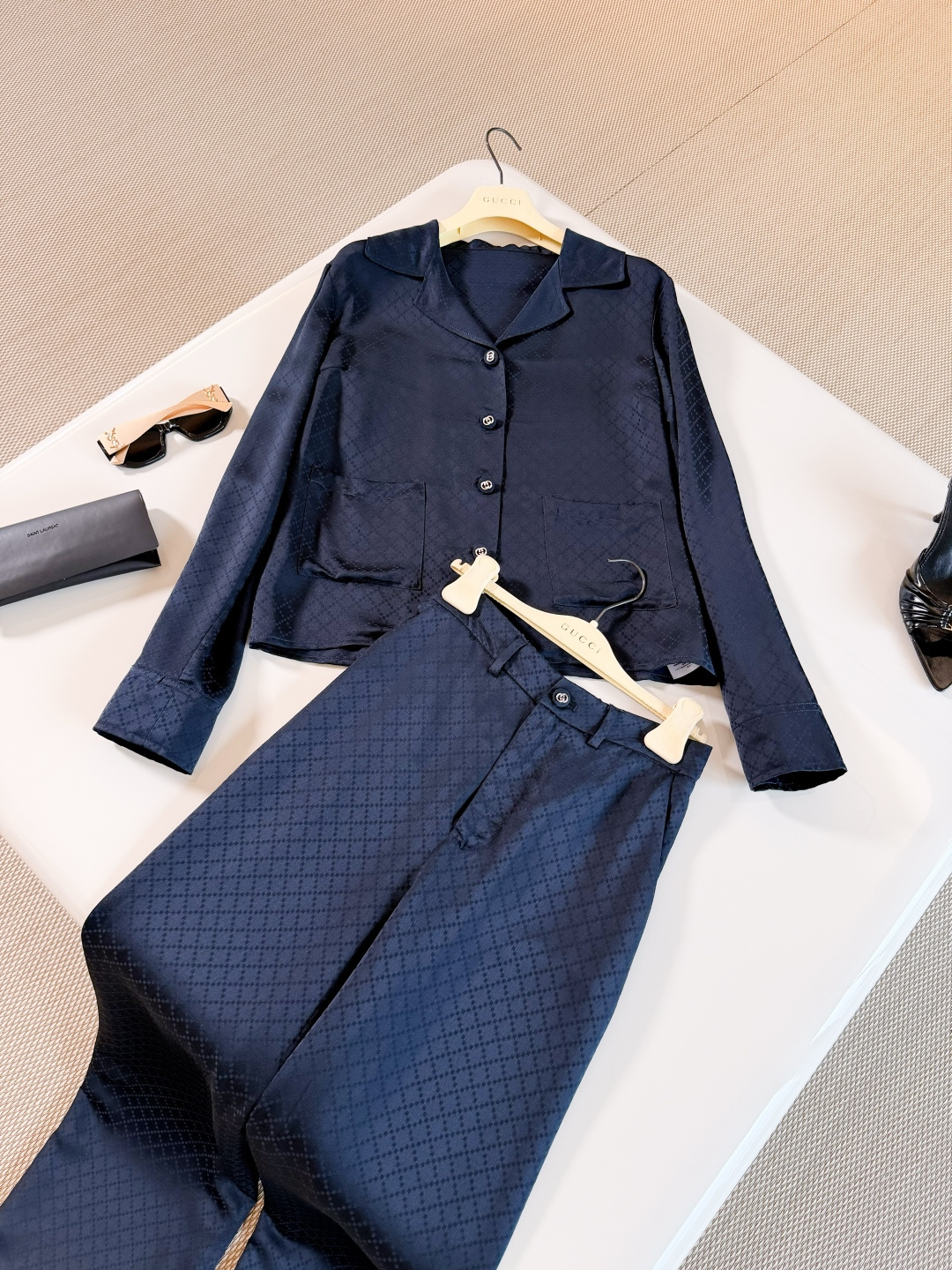 NO:893098,GG navy blue silk casual pants Details: Simple and elegant, low-key and elegant. Silk jacquard satin fabric has delicate and high-grade texture, casual elastic waist. The neatly cut silhouette design makes the silhouette stiff and wrinkle-free. Embellished with G metal buttons. Fashionable and free.,real silk,19860909GG藏蓝色真丝休闲裤 细节 简约大气低调优雅 真丝提花缎面料细腻高级质地、休闲弹力腰围 剪裁利落廓形设计让版型挺括不易皱 点缀G金属纽扣 时髦又自由,,real silk,,Women's clothing