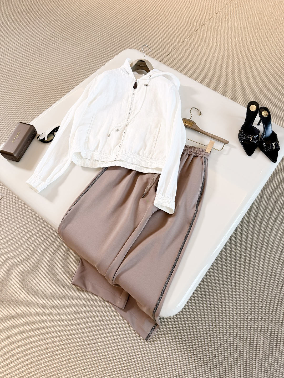 NO:893414,Loro Pia 26W old money style two-color linen hooded jacket. It is made of natural linen. It is light and breathable. The hooded zipper design is in a short silhouette. The cuffs and hem are neatly trimmed to look slimmer. Linen has natural texture that is skin-friendly and durable. It has an 'old money style' low-key elegance.,loro piana,jackets & coats,hats,19860909Loro Pia 26W 老钱风双色亚麻连帽外套 采用天然亚麻轻盈透气 连帽拉链设计短款廓形 袖口和下摆收边利落显瘦,亚麻自带天然肌理亲肤又耐穿,“老钱风”低调优雅气质,,loro piana,jackets & coats,hats,,Women's clothing