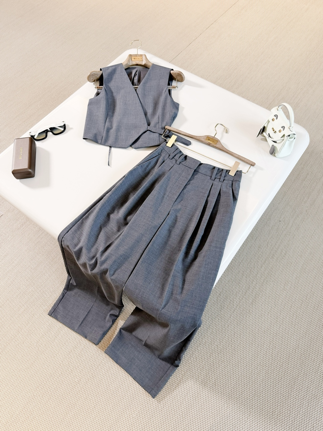 NO:893428,BC 26W Old money style V-neck waistcoat and trousers suit. The wool blended fabric is soft and drapey. The high-end dark gray color is low-key and versatile. It can be easily used for commuting and daily life. The V-neck modifies the neck line. The waist design outlines the body shape. The metal buckle details enhance the old money style texture.19860909BC 26W 老钱风V领收腰马甲西裤套装 羊毛混纺面料柔软有垂感 高级深灰色系低调百搭 通勤日常都能轻松驾驭,V领修饰颈部线条 收腰设计勾勒身形,金属扣细节提升老钱风质感,,,Women's clothing
