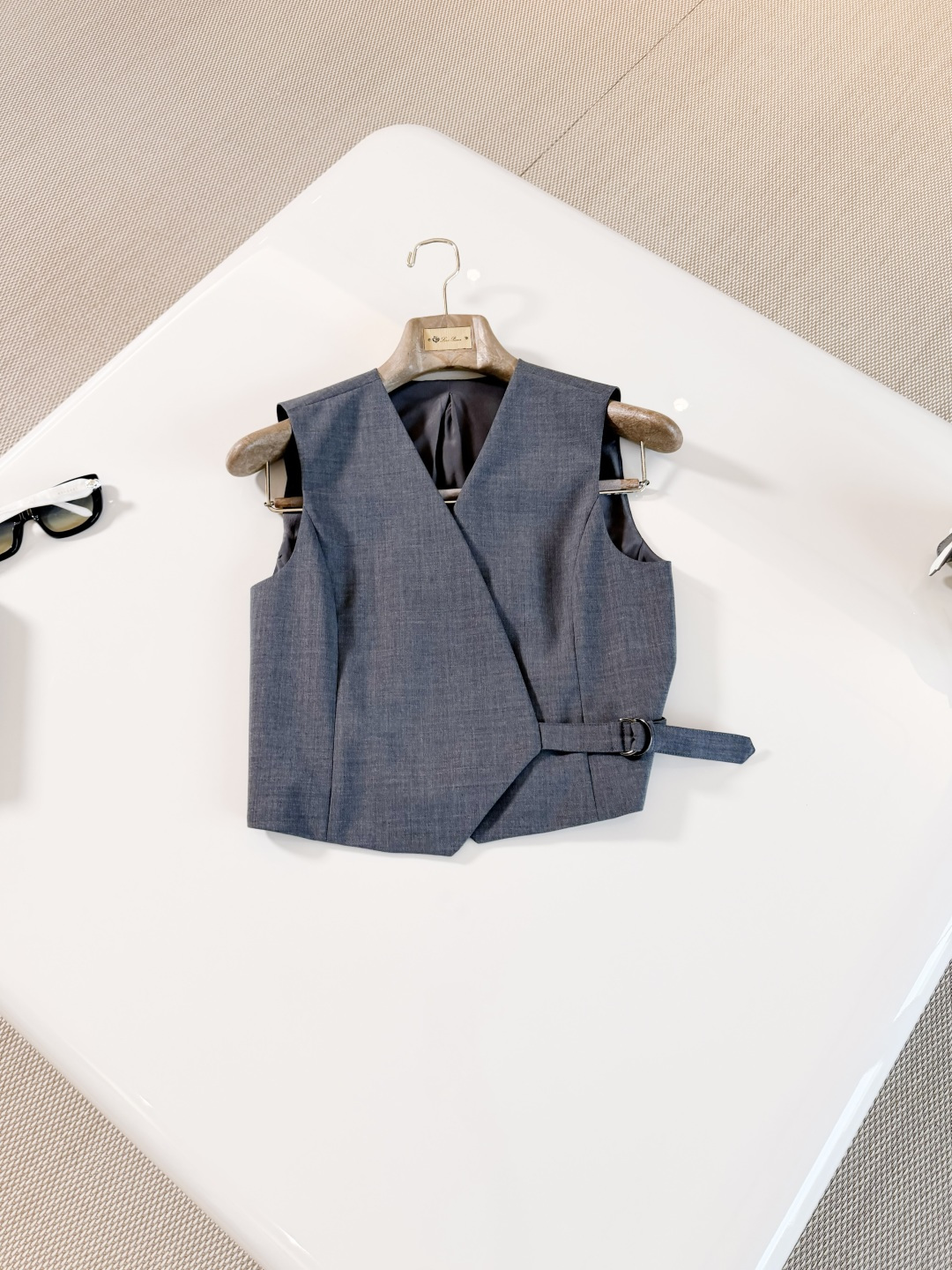 NO:893432,Vest details, deep V side button design, can be paired with wide-leg pants or shirts, smart and elegant, the first choice for workplace wear,,shirts,19860909马甲细节 深V侧方扣设计 可搭配阔腿裤或衬衫 干练优雅 职场穿搭首选,,shirts,,Women's clothing