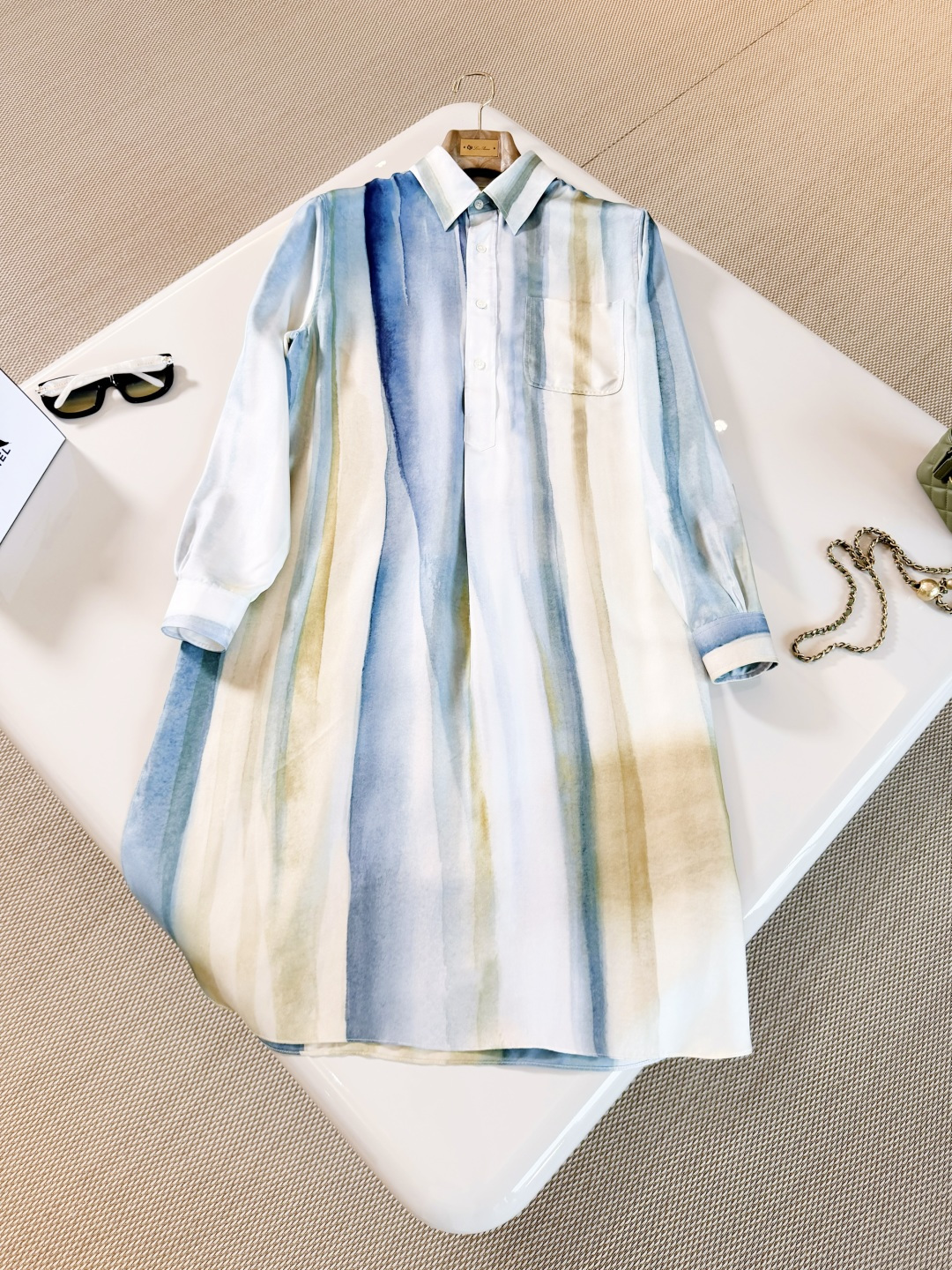 NO:893422,Loro pia 26W Kailee gradient dyed silk dress. Sunrise print's vivid pattern depicts the tranquil atmosphere and soft tones at dawn. It is crafted from mulberry silk fabric and is knee-length. The side hem is decorated with rounded slits, showing lightness and movement in every move, loro piana,skirts,real silk,19860909Loro pia 26W Kailee渐变染色真丝连衣裙 Sunrise印花生动的图案描绘出拂晓时分的宁静氛围与柔和色调,采用桑蚕丝面料匠心打造长及膝盖 侧摆饰以圆润开衩,举手投足间流露轻盈动感,,loro piana,skirts,real silk,,Women's clothing