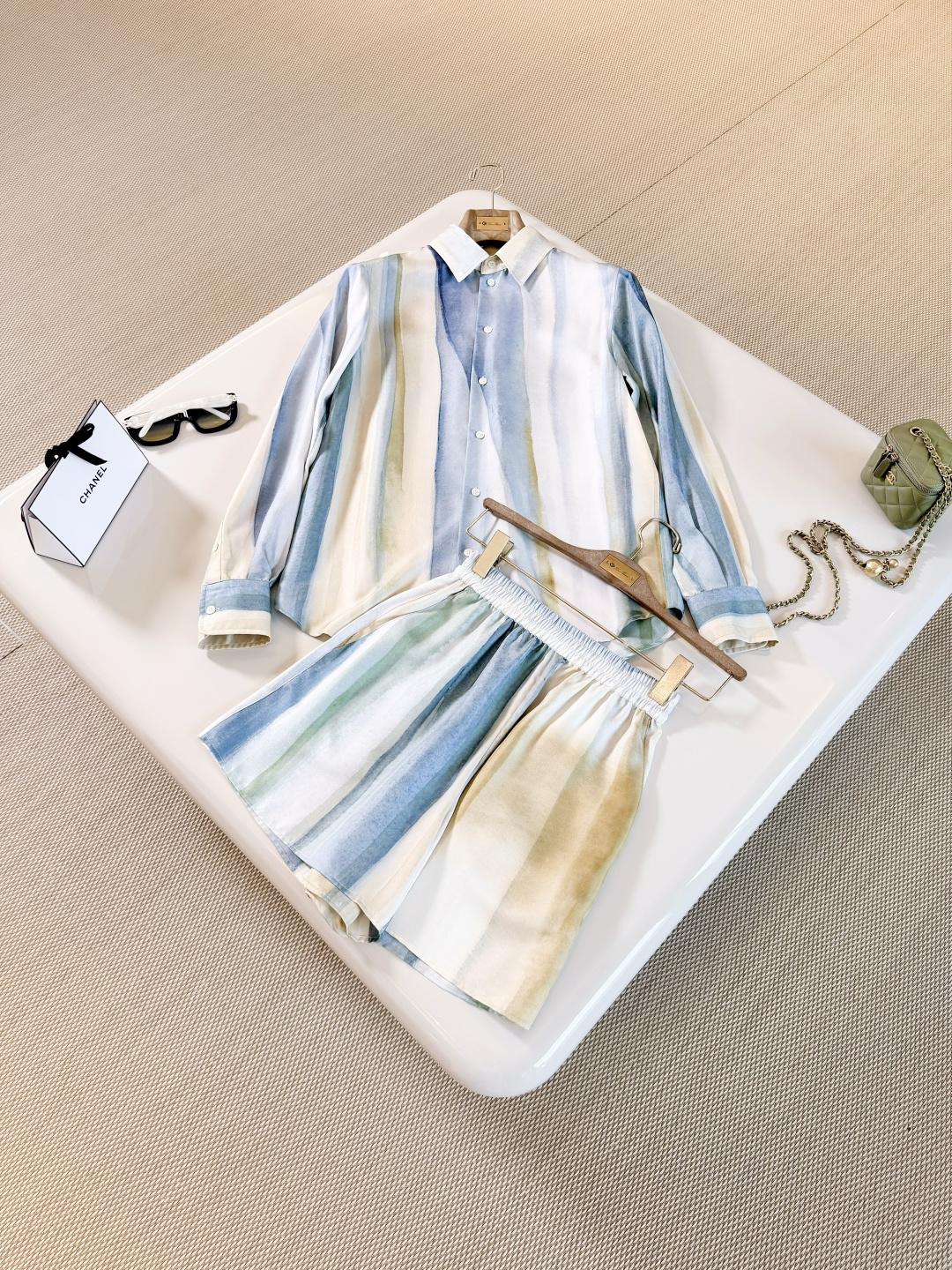 NO:893403,Loro Pia 26W colorful gradient silk shirt shorts suit. The classic shirt cut is crafted from lightweight mulberry silk fabric. It is decorated with a creative Sunrise pattern print. The straight silhouette design has smooth and neat lines, and it hangs down to the hip with a semi-wide angled collar. It adds a subtle elegance to the whole piece.,loro piana,shorts,shirts,real silk,19860909Loro Pia 26W 彩色渐变真丝衬衫短裤套装 经典衬衫剪裁采用轻盈桑蚕丝面料匠心打造 饰以富有意境的Sunrise图案印花,直筒廓形设计线条流畅利落,垂至臀部半宽角领 为整件单品增添含蓄优雅格调,,loro piana,shorts,shirts,real silk,,Women's clothing