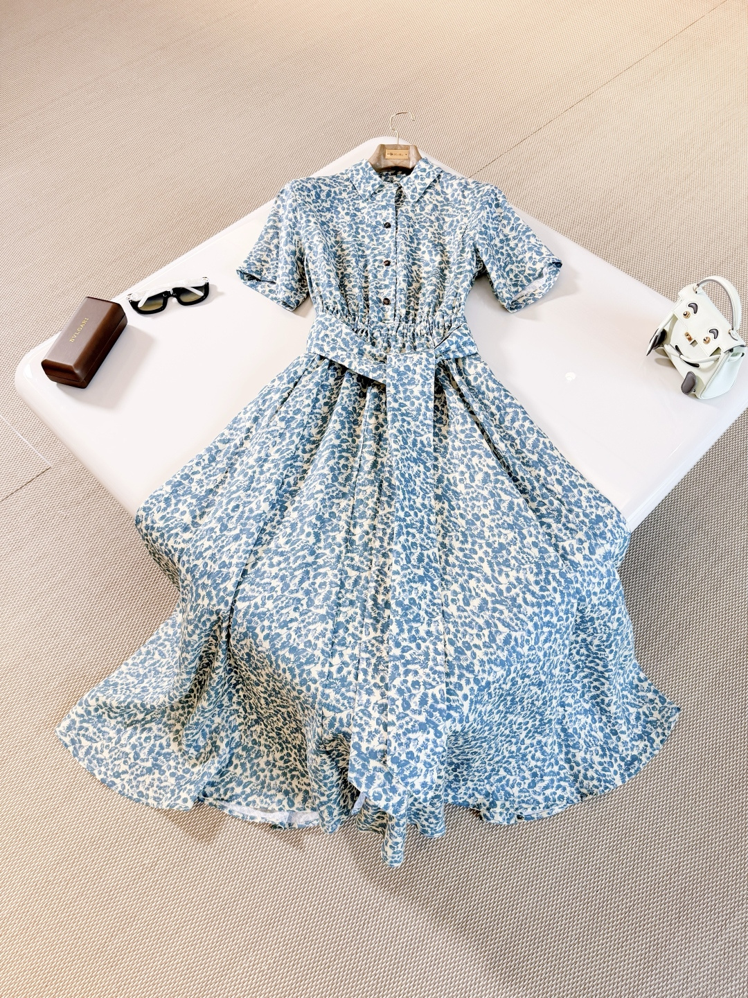 NO:893408,Loro Pia 26W old money style linen floral silhouette belt dress. Made of Italian rain dew linen, soft and breathable. Retro floral print. Shirt-style tailoring. Belt of the same color to tighten the waist to show your figure. The skirt is wide and elegant. The old money style can meet many occasions. loro piana, skirts, shirts,19860909Loro Pia 26W 老钱风亚麻碎花廓形腰带连衣裙 采用意大利雨露亚麻柔软透气 复古碎花印花 衬衫式剪裁同色腰带收腰显身材,裙摆宽大飘逸 老钱风满足多种场合,,loro piana,skirts,shirts,,Women's clothing