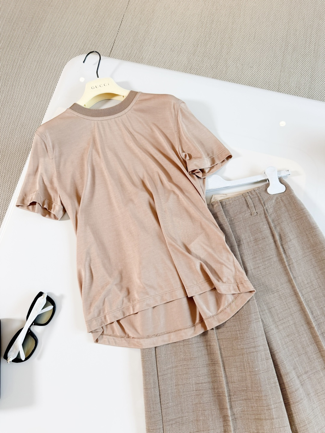NO:893443,HER 26W khaki liquid ammonia mercerized cotton T-shirt. The fabric is treated with liquid ammonia technology and is soft and skin-friendly. Breathable and cool knitted material. The round neck design is simple and versatile. The shoulder cut modifies the shoulder line, making it slim and neat. The khaki color is low-key and old-money. Tees, t-shirt,19860909HER 26W 卡其色液氨丝光棉T恤 采用液氨工艺处理面料柔软亲肤 透气又凉爽的针织材质,圆领设计简约百搭 正肩剪裁修饰肩部线条,显瘦又利落卡其色低调老钱感,,tees，t-shirt,,Women's clothing