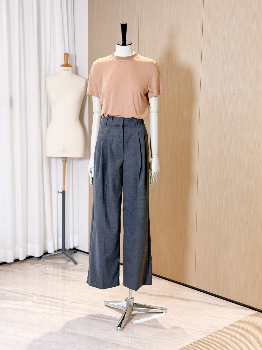NO:893445,Subway with trousers,,19860909地铁 搭配西裤,,,Women's clothing