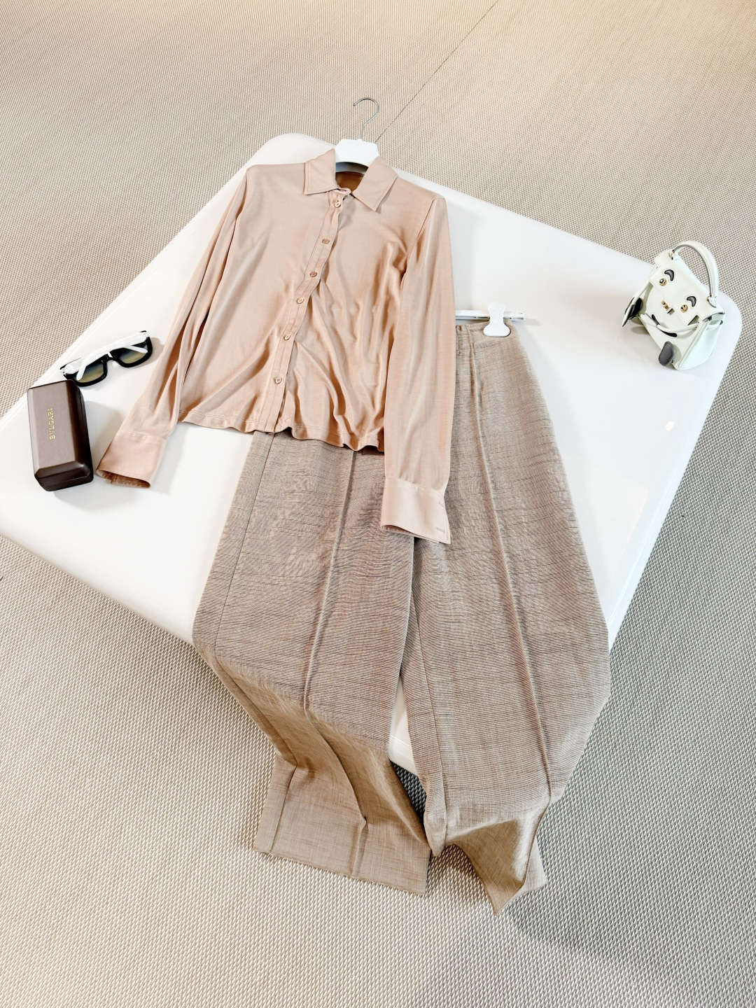 NO:893425,HER 26W khaki liquid ammonia mercerized cotton long-sleeved knit. The fabric is treated with liquid ammonia technology and is soft and skin-friendly. Breathable and cool knitted material. The lapel profile design is simple and versatile. The shoulder cut modifies the shoulder line, making it slim and neat. The khaki color has a low-key old-money feel.19860909HER 26W 卡其色液氨丝光棉长袖针织 采用液氨工艺处理面料柔软亲肤 透气又凉爽的针织材质,翻领廓形设计简约百搭 正肩剪裁修饰肩部线条,显瘦又利落卡其色低调老钱感,,,Women's clothing