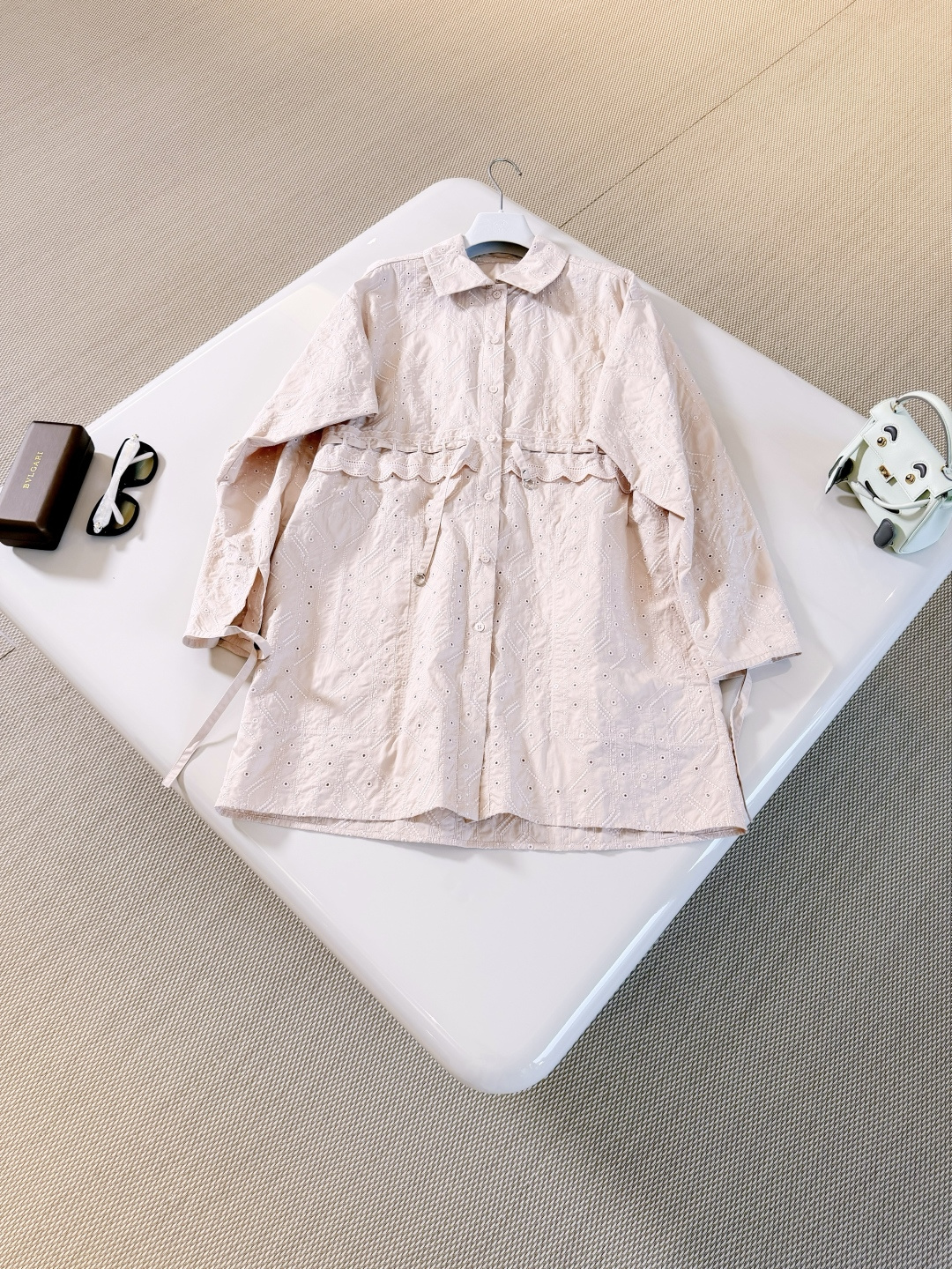 NO:893431,HER 26W light pink hollow embroidered lapel drawstring dress. It is made of contoured cotton fabric, breathable and comfortable. The shirt-style design is tied at the waist to show the body proportions. The hollow pattern is super detailed. The drawstring shape is elegant and charming. Top quality for sale, skirts, shirts,19860909HER 26W 浅粉色镂空刺绣翻领抽绳连衣裙 采用廓形棉质面料透气又舒适 衬衫式设计腰部系带显身材比例,镂空花纹超有细节 抽绳造型优雅迷人 顶级品质发售,,skirts,shirts,,Women's clothing