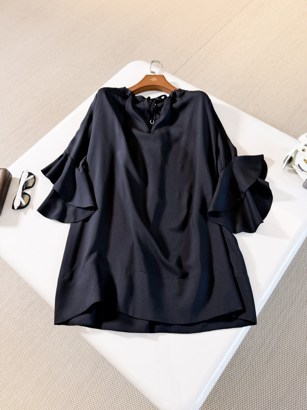 NO:893407,HER 26W twill silk satin dress with lace and drawstring neckline. It is made of technical twill silk satin fabric and has a vertical cut design. It has a drapey lace three-dimensional neckline strap. It has shoulder pleat design and a loose A-line shape that does not flatter your figure. The cuffs are slightly flared. It is elegant and stylish,,skirts,real silk,19860909HER 26W 领口花边抽绳斜纹真丝缎连衣裙 采用科技斜纹真丝缎面料立裁设计 垂坠感花边立体领口绑带 肩部褶皱设计,宽松A字版型不挑身材袖口微喇 飘逸又有型,,skirts,real silk,,Women's clothing