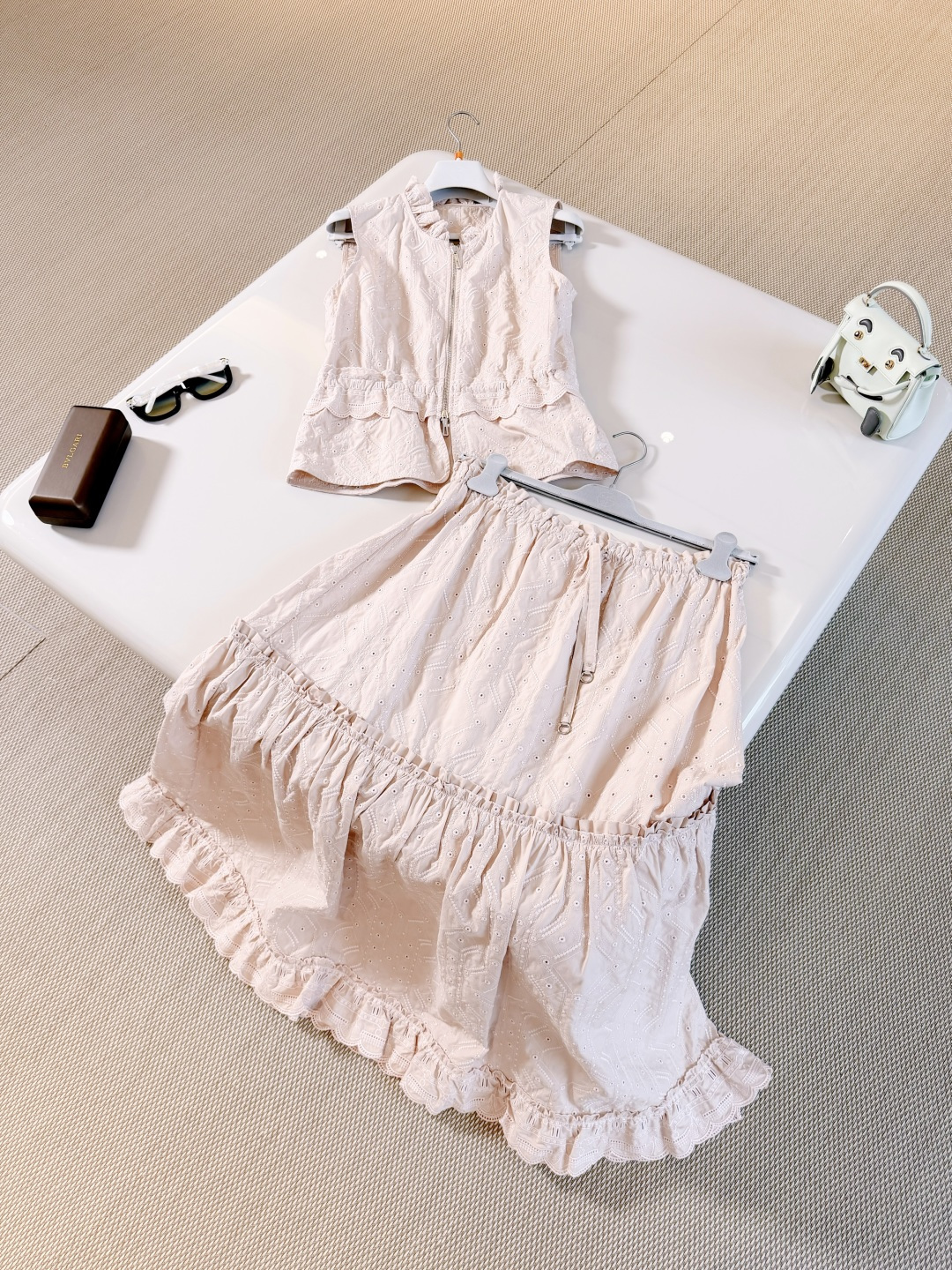 NO:893411,HER 26W light pink hollow embroidered lace drawstring skirt. It is made of contoured cotton fabric, breathable and comfortable. The skirt is designed with a tie at the waist to show the body proportions, and the hollow pattern. The drawstring lace skirt has an elegant and charming shape. Top quality for sale,,skirts,19860909HER 26W 浅粉色镂空刺绣花边抽绳半身裙 采用廓形棉质面料透气又舒适 半裙设计腰部系带显身材比例,镂空花纹 抽绳花边裙摆造型优雅迷人 顶级品质发售,,skirts,,Women's clothing