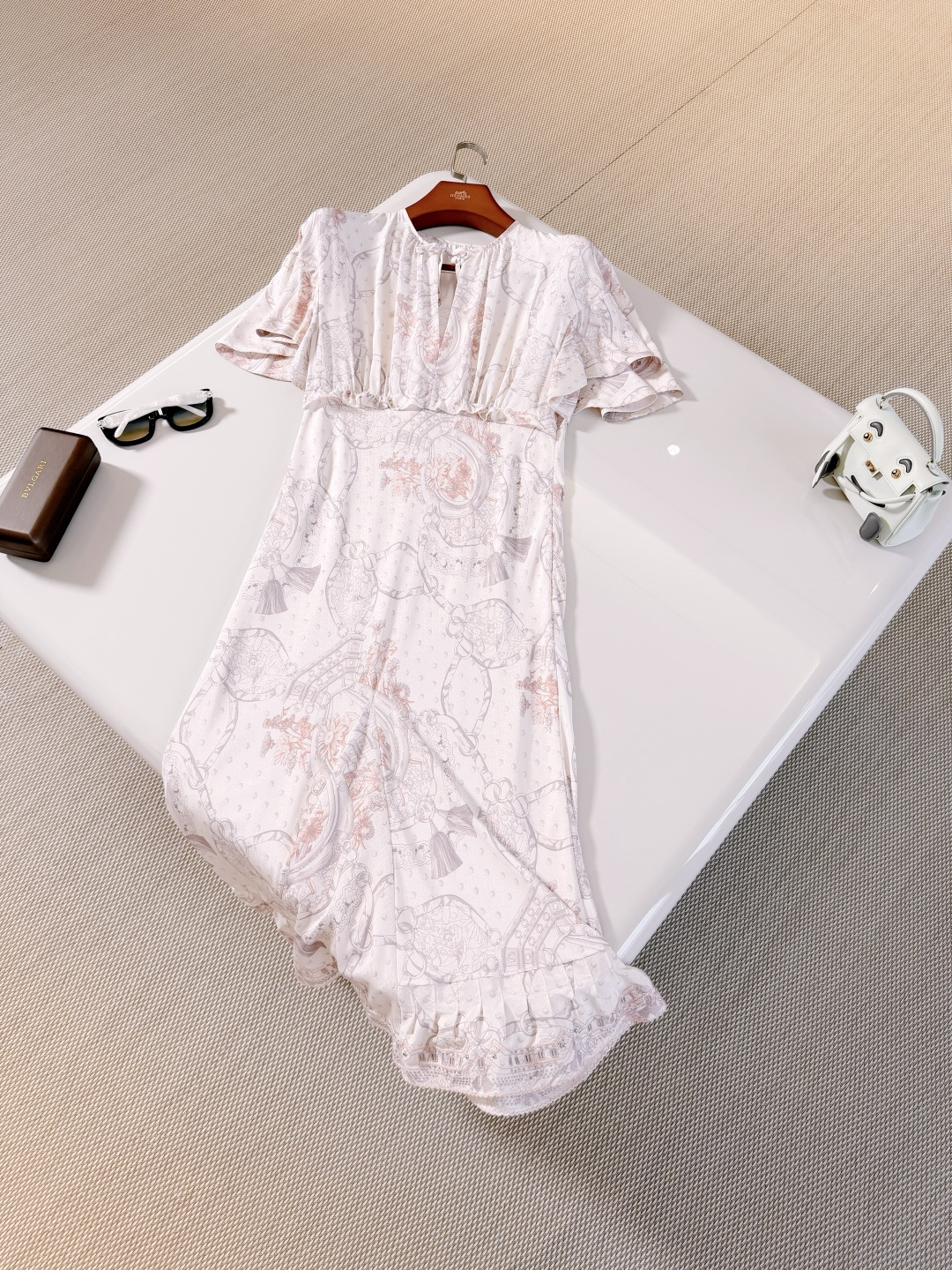 NO:893419,HER 26W pink jacquard silk embroidered lace dress Inspired by the romantic style of South France. The light and textured jacquard silk material is smooth to the touch, and the pink jacquard has exquisite lines. The lace sleeves and skirt create a girlish look. The thin belt at the waist outlines the elegant curves, gorgeous and gentle,,skirts,real silk,19860909HER 26W 粉色提花真丝刺绣花边连衣裙 灵感源自南法浪漫风情 轻薄纹理提花丝绸材质触感柔滑,粉色提花精致线条 花边手袖裙摆营造少女感 腰间细腰带勾勒优雅曲线,华美温柔,,skirts,real silk,,Women's clothing