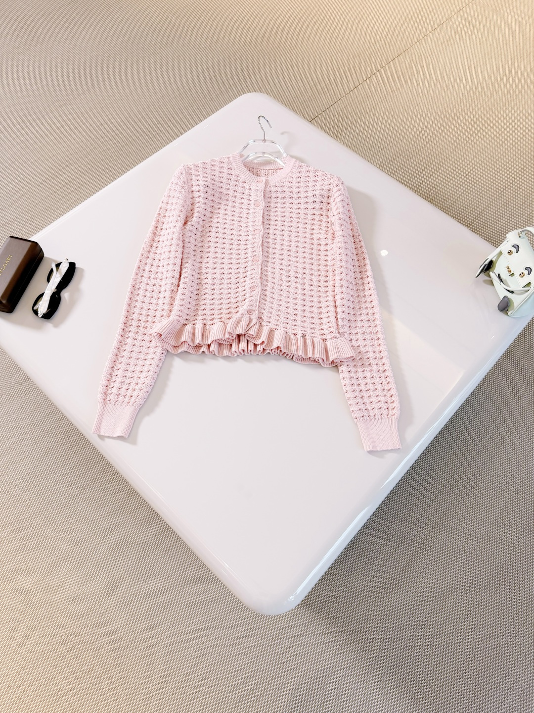 NO:899880,DIO 26S ruffled hem pink hollow knitted cardigan Pink crochet knitted cardigan Cotton knitted material French hollow crochet design Round neck + ruffled hem, full of gentle and elegant temperament Pink color is super versatile Top quality for sale, dior,19860909DIO 26S 荷叶边下摆粉色镂空针织开衫 粉色钩花针织开衫 棉质针织材质 法式镂空钩花设计 圆领+荷叶边下摆,温柔优雅气质满分 粉色调超百搭 顶级品质发售,,dior,,Women's clothing