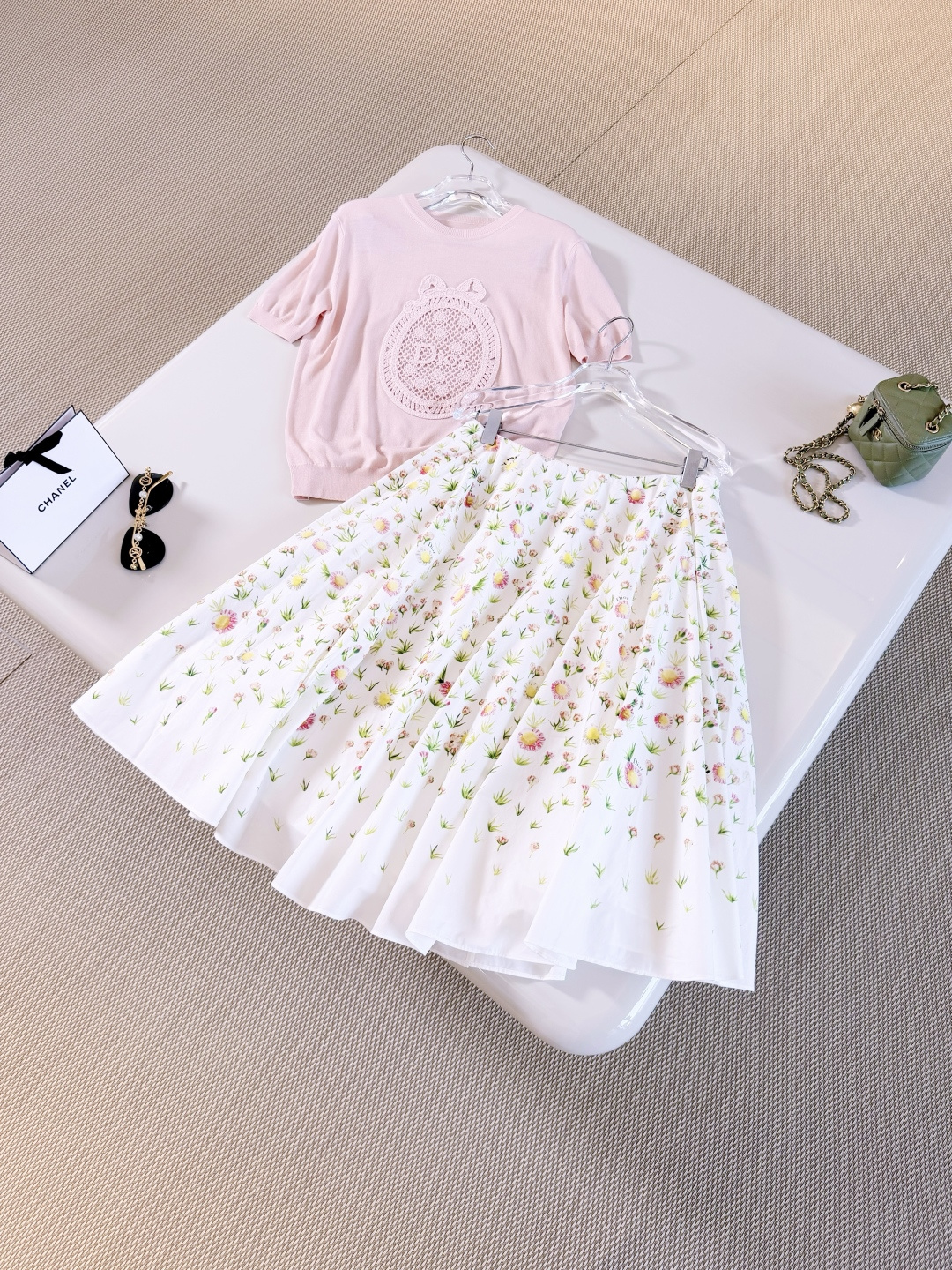 NO:899993,DIO 26S French floral print high-waisted wide skirt. The floral skirt is made of cotton fabric. White base fabric with pink, yellow and green floral flowers, fresh and natural, with a spring and summer atmosphere. The A-line skirt modifies the leg shape. Elegant and smart. Top quality for sale, dior, skirts,19860909DIO 26S 法式碎花印花高腰阔型半身裙 碎花半裙采用棉质面料制作而成 白色底布配粉黄绿碎花,清新自然超有春夏氛围感 A字裙摆修饰腿型 优雅又灵动 顶级品质发售,,dior,skirts,,Women's clothing