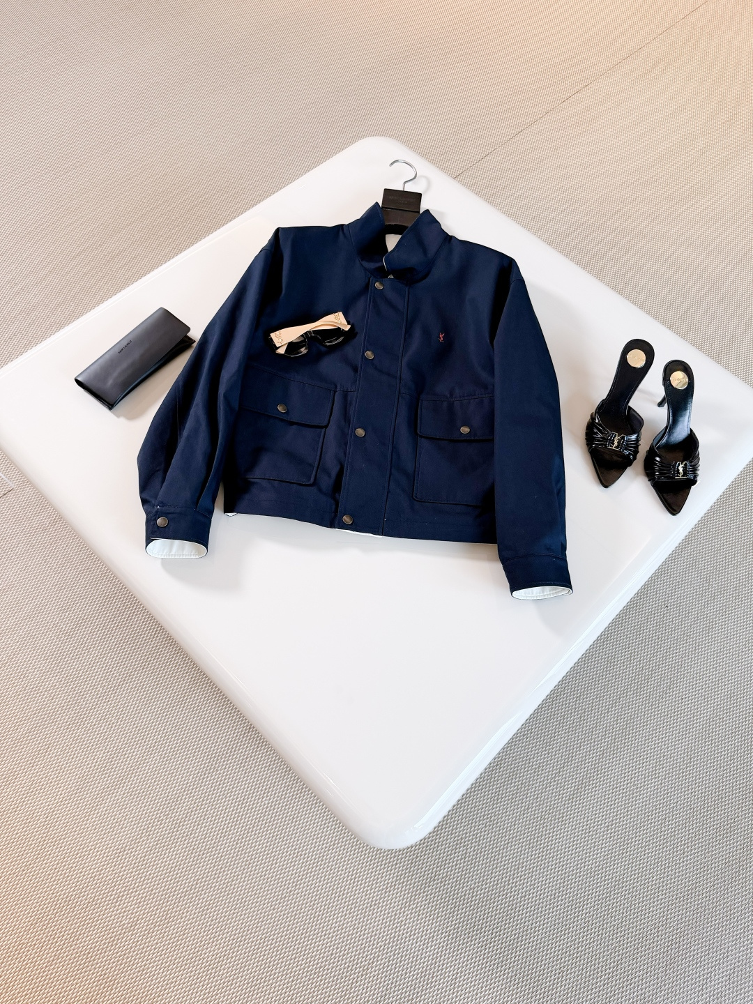 NO:899903,YSL 26S three-dimensional pocket reversible silhouette jacket. The reversible jacket is made of cotton fabric. Navy blue + off-white reversible design. The red logo on the front is super recognizable. The reversible design allows you to switch styles at will. Practical and fashionable with perfect details. Top quality sale, saint laurent,jackets & coats,jackets & coats,19860909YSL 26S 立体口袋双面廓形夹克外套 双面夹克采用棉质面料制作而成 藏青+米白双面穿设计,正面红色Logo超有辨识度 双面设计随心切换风格 实用又时髦细节满分 顶级品质发售,,saint laurent,jackets & coats,jackets & coats,,Women's clothing