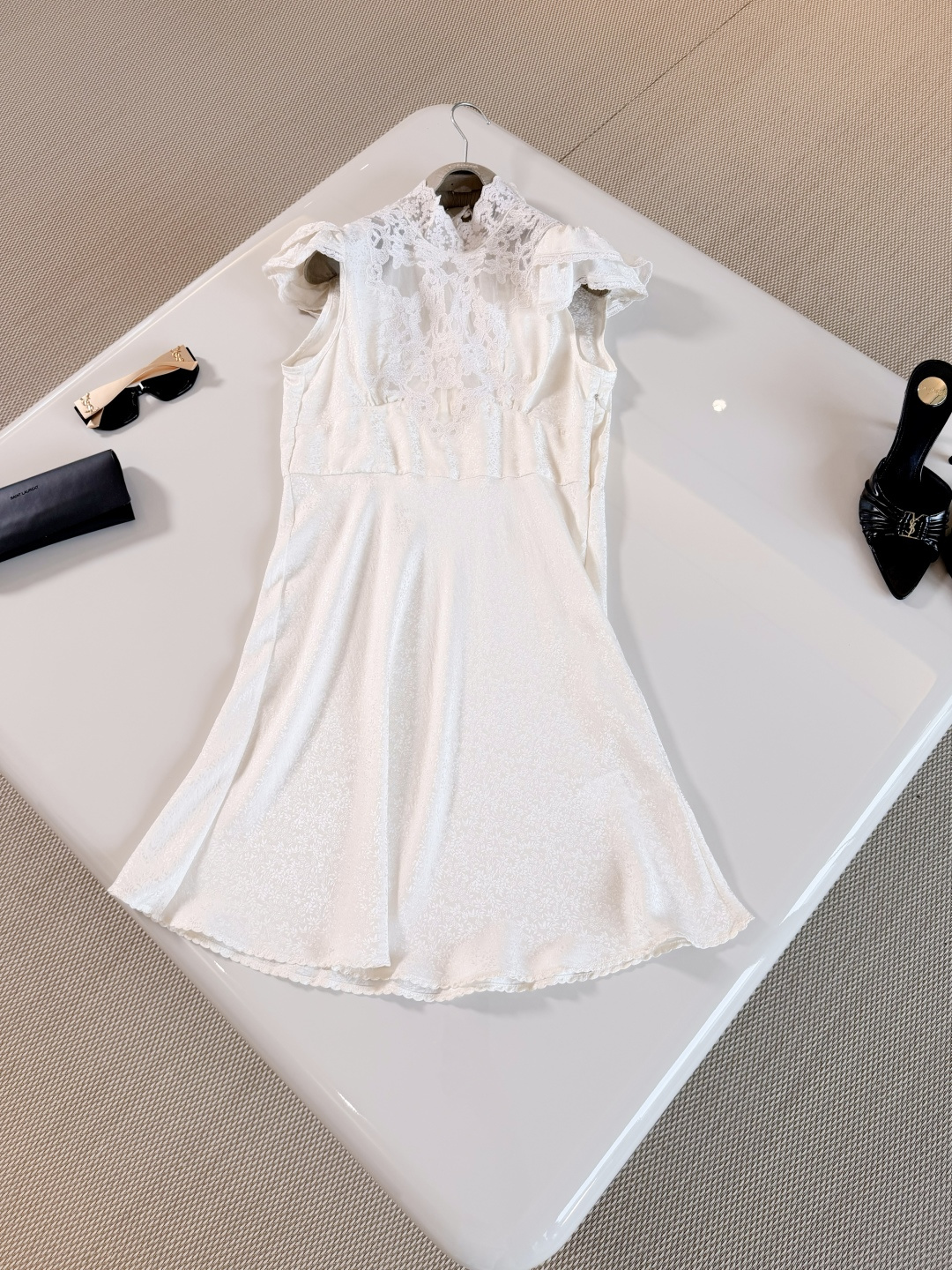 NO:899917,CHO 26S French satin silk spliced ​​lace dress. The French retro white dress is made of silk material. The satin three-dimensional exquisite lace hollow lace creates a French elegant atmosphere. The puff sleeves are retro and romantic. The waist design outlines the waistline. The skirt drape is smooth and elegant. Top quality, skirts, real silk,19860909CHO 26S 法式缎面真丝拼接蕾丝花边连衣裙 法式复古白裙采用真丝材质制作 缎面立体精致蕾丝镂空花边,营造法式优雅氛围感 泡泡袖复古浪漫 收腰设计勾勒腰线 裙摆垂坠流畅高贵曼妙 顶级品质,,skirts,real silk,,Women's clothing