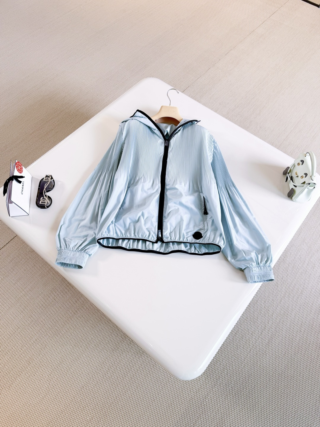 NO:900011,MONC 26S two-color Anemone pleated hooded logo jacket Anemone hooded jacket cleverly combines simple design and exquisite craftsmanship. It is fully decorated with exquisite pleats and smooth line design, bringing smooth movement and soft rhythm to show soft femininity. Top-quality sale,,jackets & coats,jackets & coats,hats,19860909MONC 26S 双色Anemone褶裥连帽徽标夹克外套 Anemone连帽夹克 巧妙融合简约设计与精妙工艺 满饰精美褶裥,流畅线条设计 带来流畅动感与柔和韵律 展现柔美的女性气质 顶级发售,,jackets & coats,jackets & coats,hats,,Women's clothing