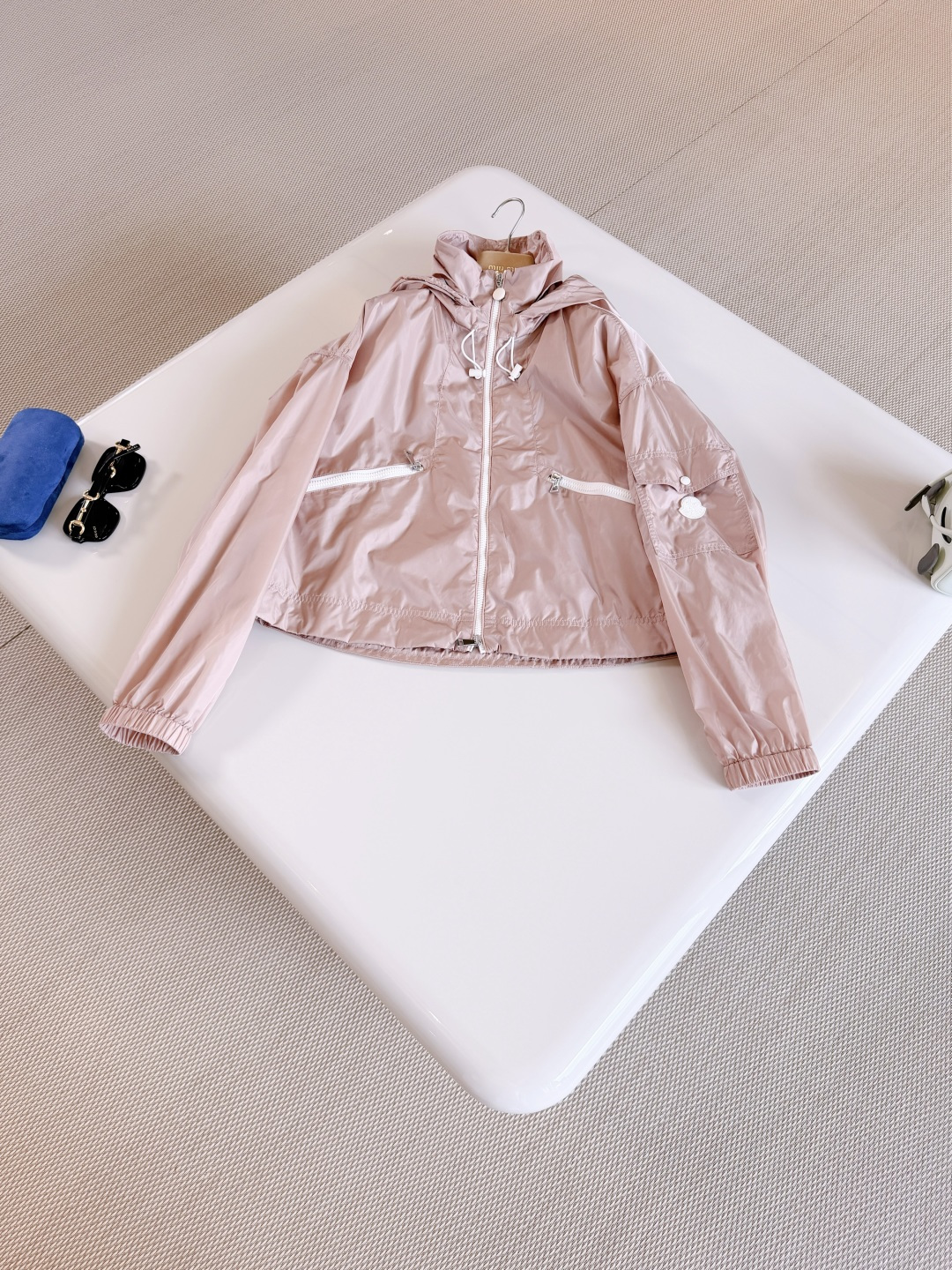 NO:899953,MONC 26S stand collar stretch drawstring logo pink nylon jacket Marmacy windbreaker jacket is made of nylon. The fabric has been functionally treated. Silky texture, adjustable details and practical pockets add the finishing touch to the overall design. Top quality for sale,,armani,jackets & coats,jackets & coats,19860909MONC 26S 立领弹力抽绳徽标粉色尼龙外套 Marmacy风衣夹克采用锦纶制成 面料经过功能性处理 质感丝滑,可调节细节与实用口袋 为整体设计增添点睛之笔 顶级品质发售,,armani,jackets & coats,jackets & coats,,Women's clothing