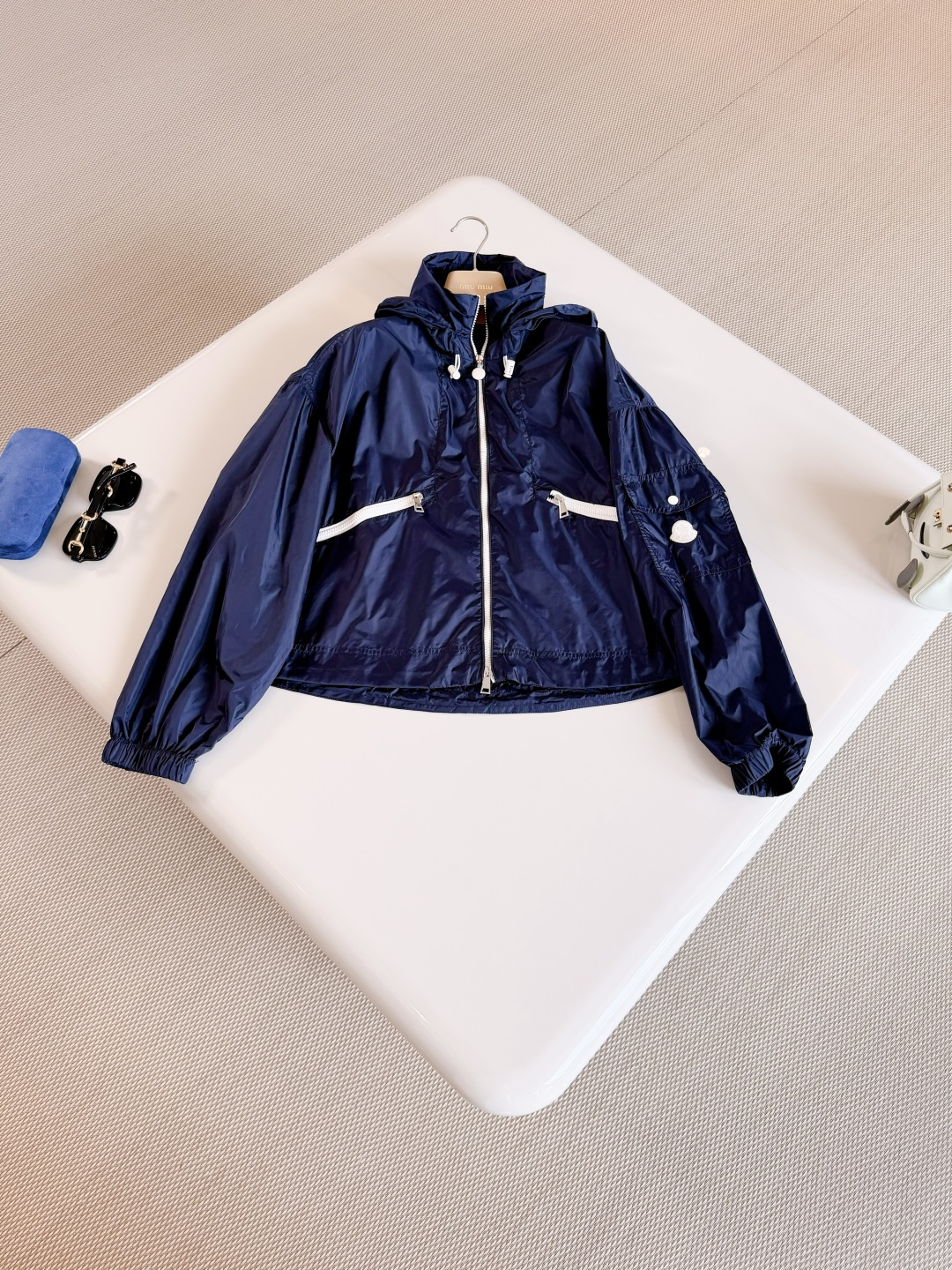 NO:899967,MONC 26S stand collar elastic drawstring logo nylon jacket Marmacy windbreaker jacket is made of nylon. The fabric has been functionally treated. Silky texture, adjustable details and practical pockets add the finishing touch to the overall design. Top quality for sale,,armani,jackets & coats,jackets & coats,19860909MONC 26S 立领弹力抽绳徽标尼龙外套 Marmacy风衣夹克采用锦纶制成 面料经过功能性处理 质感丝滑,可调节细节与实用口袋 为整体设计增添点睛之笔 顶级品质发售,,armani,jackets & coats,jackets & coats,,Women's clothing