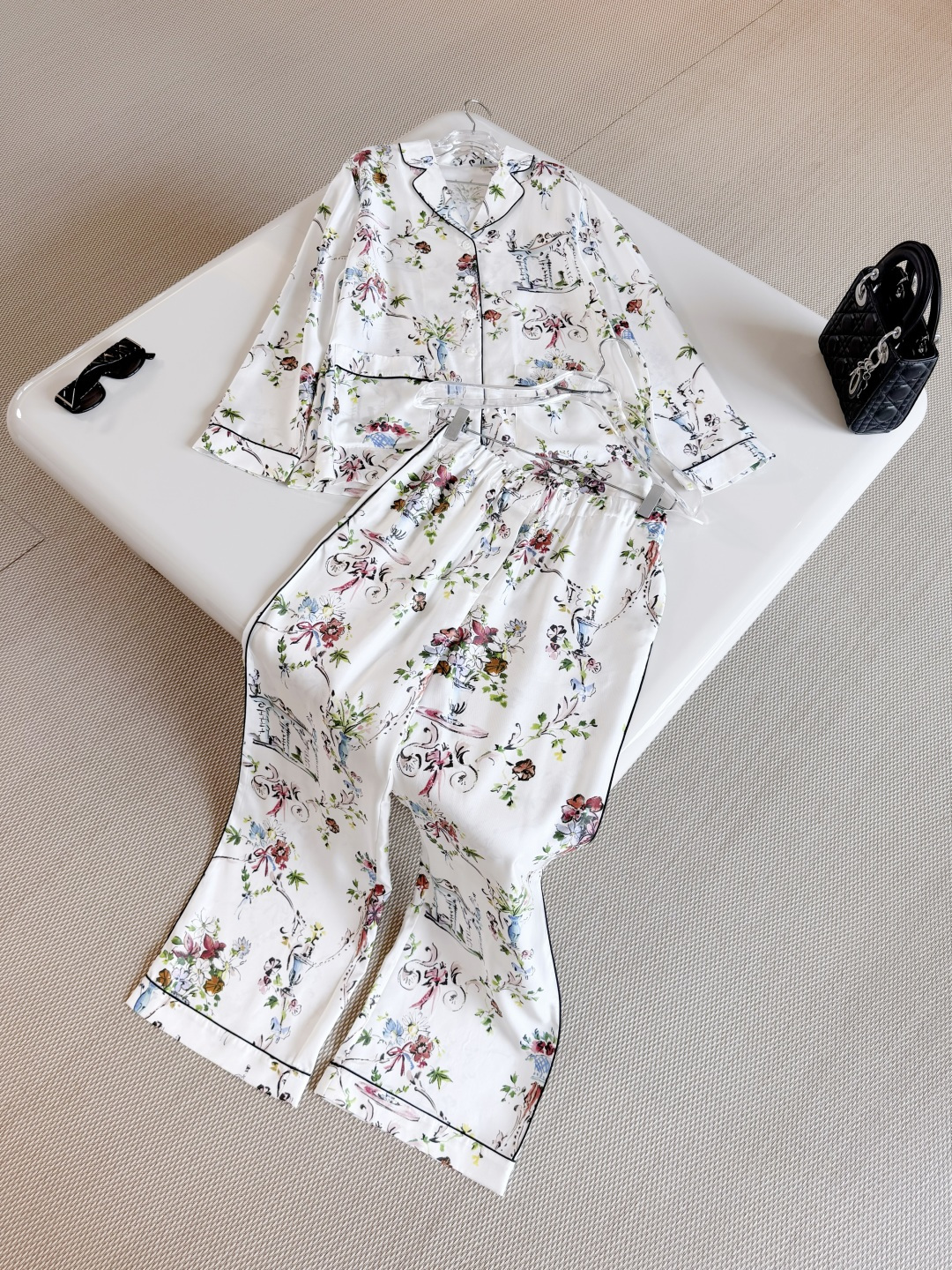NO:902437,The iviera limited series Arab esque pattern highlights the colorful floral pattern. It is carefully made of white mulberry silk twill fabric and decorated with black edge details to enhance the style. The sharp contrast effect outlines the elegant temperament.19860909iviera限定系列Arab esque图案 突显缤纷的花卉图案 采用白色桑蚕丝斜纹面料精心制作,饰以黑色边细节提升格调 鲜明的对比效果勾勒出优雅的气质,,,Women's clothing