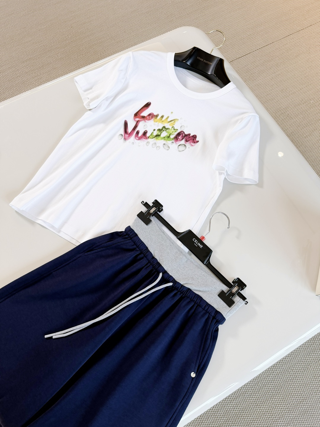 NO:902382,Round neck, loose fit, colorful gradient letter print on the front, with bubble elements, lively and fashionable,,19860909圆领宽松版型 正面彩色渐变字母印花 搭配气泡元素 活泼又时髦,,,Women's clothing