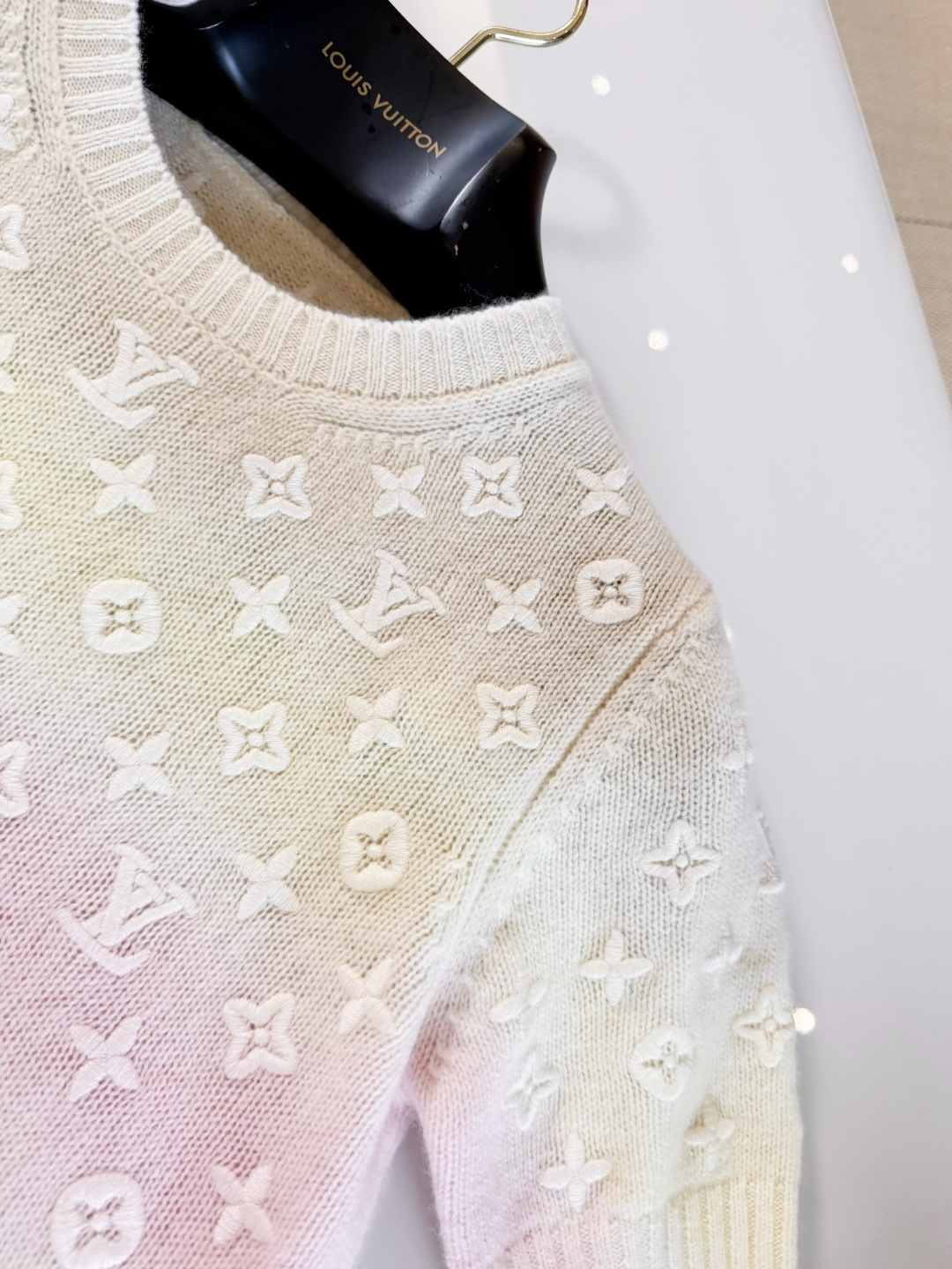 NO:902409,Loose fit, ribbed round neck, short sleeves and hem, three-dimensional embossed Monogram presbyopia pattern for recognition,, T-shirt,19860909宽松剪裁版型 罗纹勾勒圆领 短袖和下摆 立体浮雕Monogram老花图案具有辨识度,,T-shirt,,Women's clothing