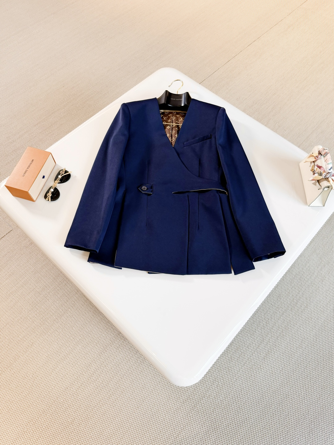 NO:902429,LOUIS 26W Navy blue presbyopic silk suit jacket. Dark blue is crisp and comfortable. Lined with classic silk Monogram presbyopic pattern. The metal belt on the side waist is designed to modify the figure. Elegant and practical. It is neatly cut and is suitable for work and commuting. Louis vuitton,jackets & coats,business suit,real silk,19860909LOUIS 26W 藏蓝老花真丝西装夹克 深蓝色挺括又舒适 内衬经典真丝Monogram老花图案,侧方腰部金属腰带设计修饰身形 优雅又实用 剪裁利落职场通勤都ok,,louis vuitton,jackets & coats,business suit,real silk,,Women's clothing