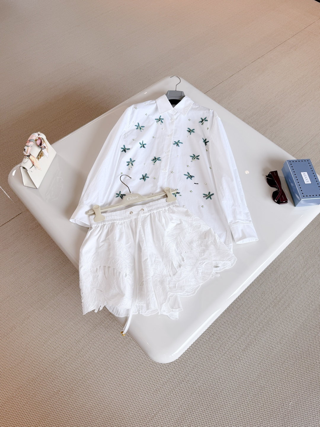 NO:905450,PRA 26W three-dimensional flower fringe white cotton shirt. The silhouette shirt is reinterpreted with three-dimensional embroidery, inspired by the vibrant season. The exquisite three-dimensional embroidery decoration gives the surface dynamics and creativity, redefining classic wardrobe items, prada, shirts,19860909PRA 26W 立体花穗流苏白色棉质衬衫 廓形版型衬衫以三维刺绣重新演绎,灵感源自活力四溢的季节 精美的立体刺绣装饰 赋予表面动感与创意,重新定义经典衣橱单品,,prada,shirts,,Women's clothing