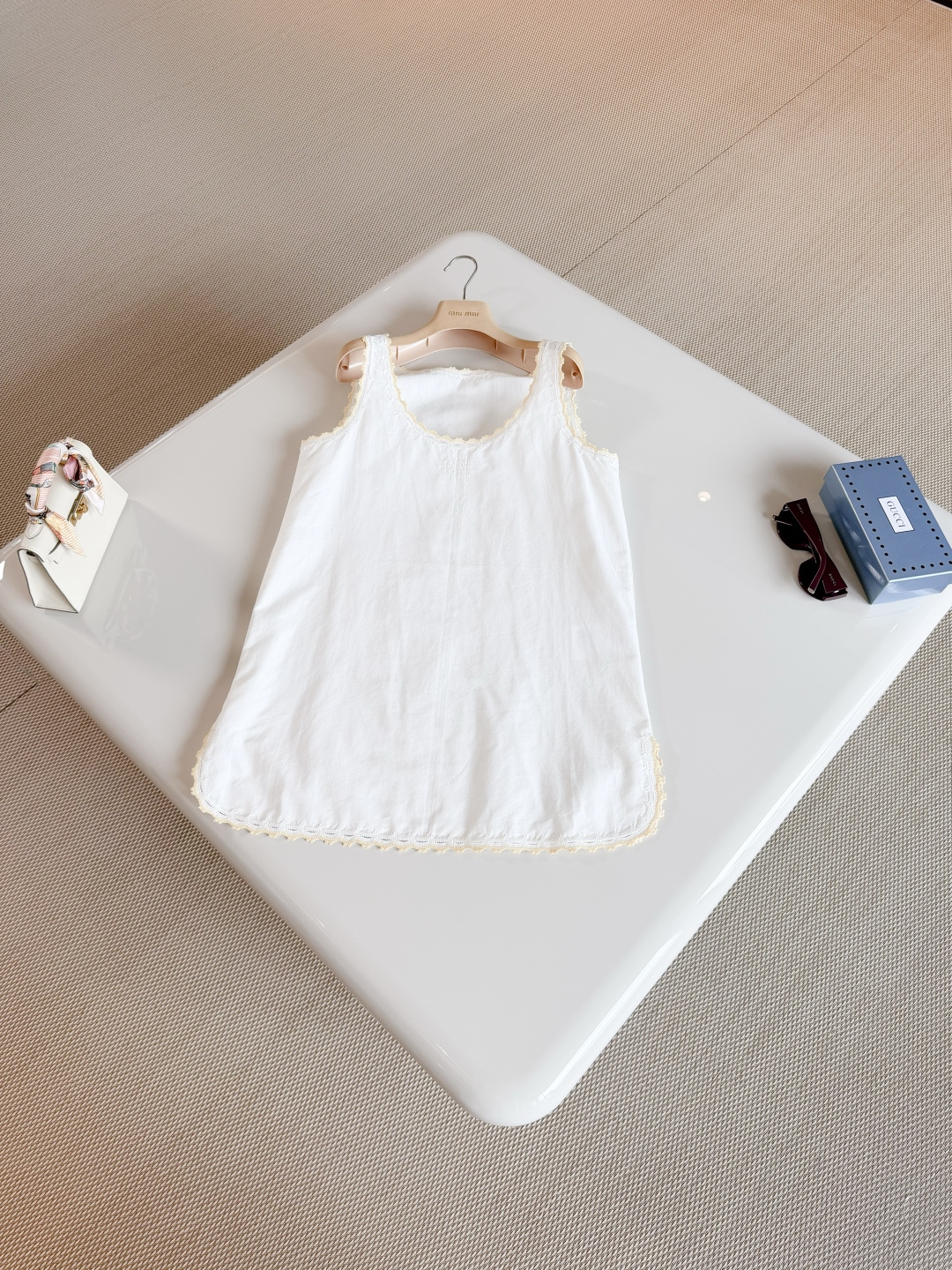 NO:909211,MIU 26W miu handmade hollow wavy edge cotton and linen dress with lotus leaf decoration on the neckline and skirt piping, reminiscent of a classic sweet style with a refreshing linen texture. miu letter embroidery sets off the cute and charming silhouette,,miumiu,skirts,19860909MIU 26W miu手工镂空波浪边棉麻连衣裙 与荷叶装饰点缀领口与裙身滚边 令人联想起经典甜美款式,清爽亚麻质感 miu字母刺绣 衬托可爱迷人廓形,,miumiu,skirts,,Women's clothing