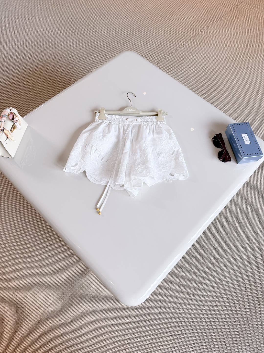 NO:909223,Ivory white lace-up shorts with exquisite hollow embroidery. The tropical plant pattern elements have a holiday atmosphere. The shorts are made of linen blend and are light and breathable. The elastic waist is comfortable and fashionable.,shorts,19860909象牙白系带短裤 精致镂空刺绣 热带植物花纹元素超有度假氛围感,亚麻混纺材质轻盈透气短裤松紧腰 舒适又时髦,,shorts,,Women's clothing