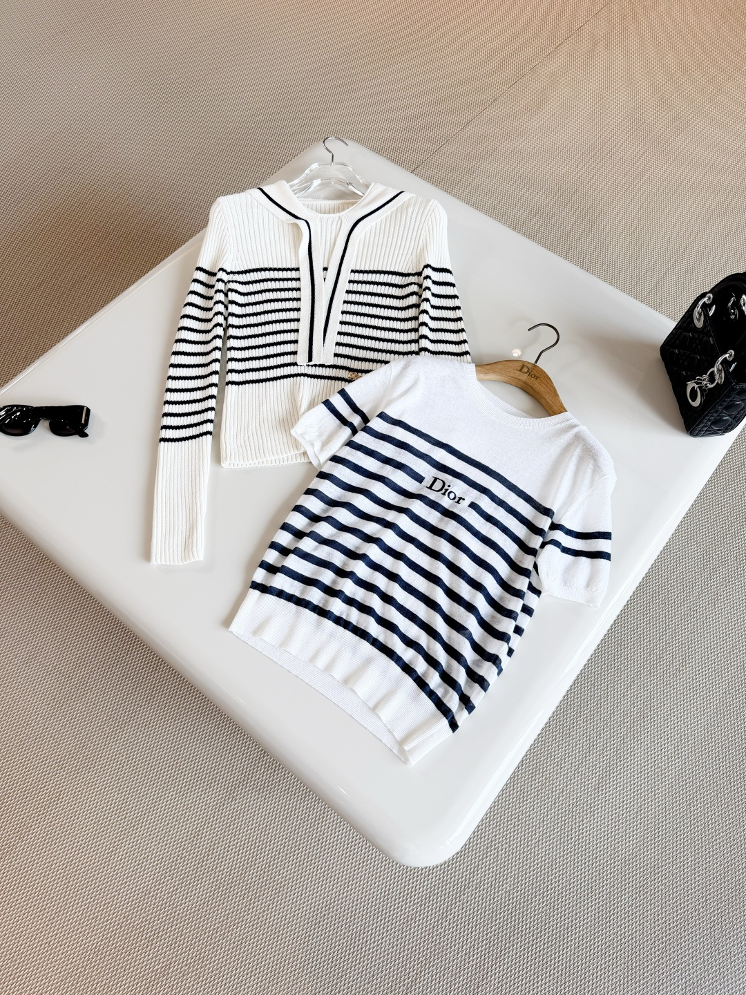 NO:907622,DIO 26S navy style navy blue and white stretch knit sweater. The sweater shows off-white and navy blue D-Stripes pattern. Made of linen blend knit, straight cut. Decorated with front logo and ribbed trim. Short-sleeved style. Matches with all kinds of outfits. Top quality on sale, dior, T-shirt,19860909DIO 26S 海军风藏蓝拼白弹力针织衫 针织衫展示米白色和海军蓝色D-Stripes图案 采用亚麻混纺针织制作,直筒剪裁 饰以正面标志和罗纹饰边 短袖款式 可与各式装扮搭配 顶级品质发售,,dior,T-shirt,,Women's clothing