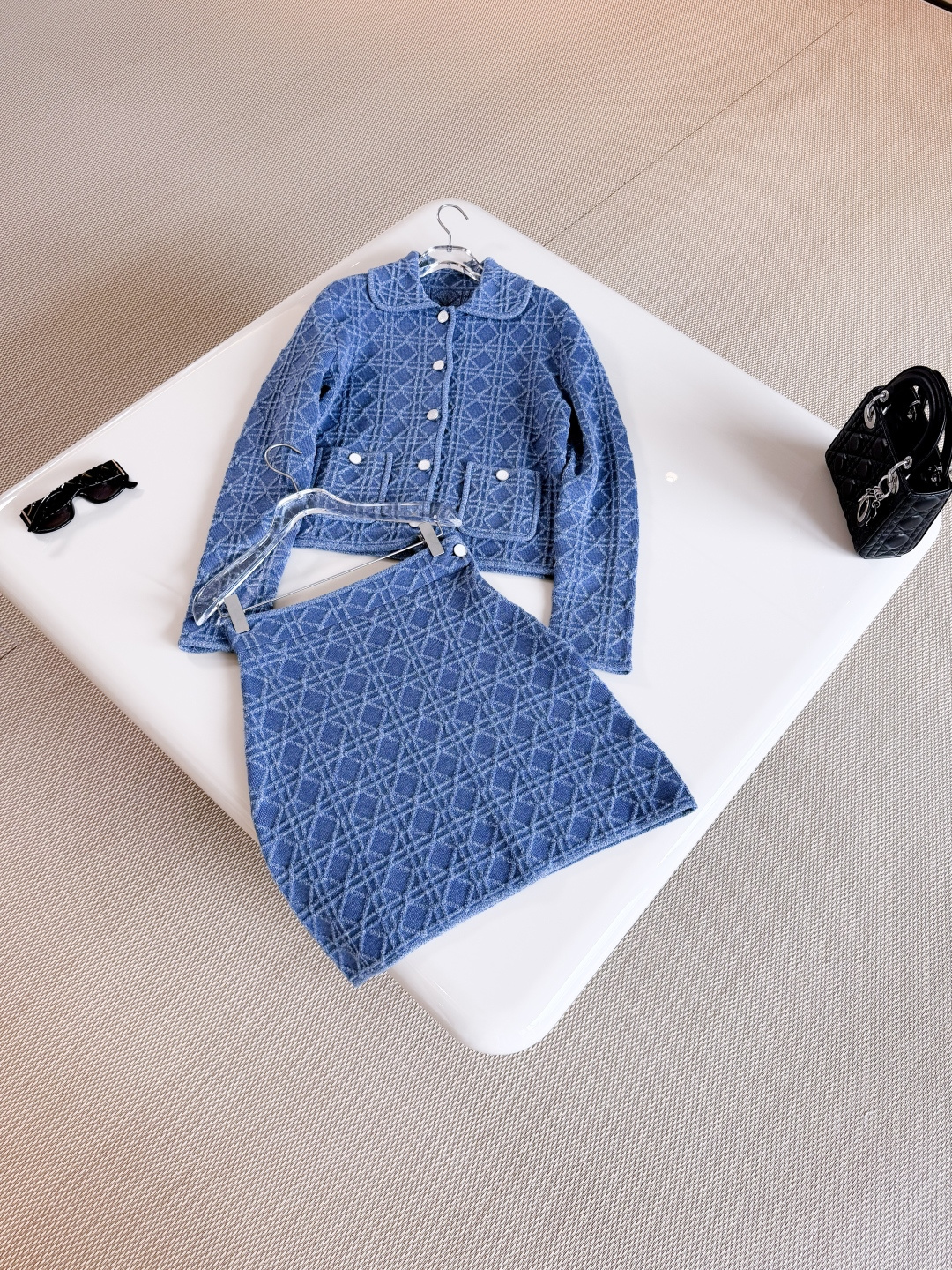 NO:907673,DIO 26S Blue oversized cannage double-sided pocket knitted jacket The jacket is decorated with oversized cannage. Reinterprets the brand's classic pattern. Knitted from blue cotton blend terry fabric and decorated with mother-of-pearl buttons embellished with silver-finished metal CD logo. Unique. Top quality available, dior, jackets & coats,19860909DIO 26S 蓝色超大藤格纹双侧口袋针织外套 外套饰以超大藤格纹 重新诠释品牌经典图案 采用蓝色棉质混纺毛圈花式线面料针织而成,饰以点缀以银色饰面金属CD 标志的珍珠母贝纽扣 别具一格 顶级品质发售,,dior,jackets & coats,,Women's clothing