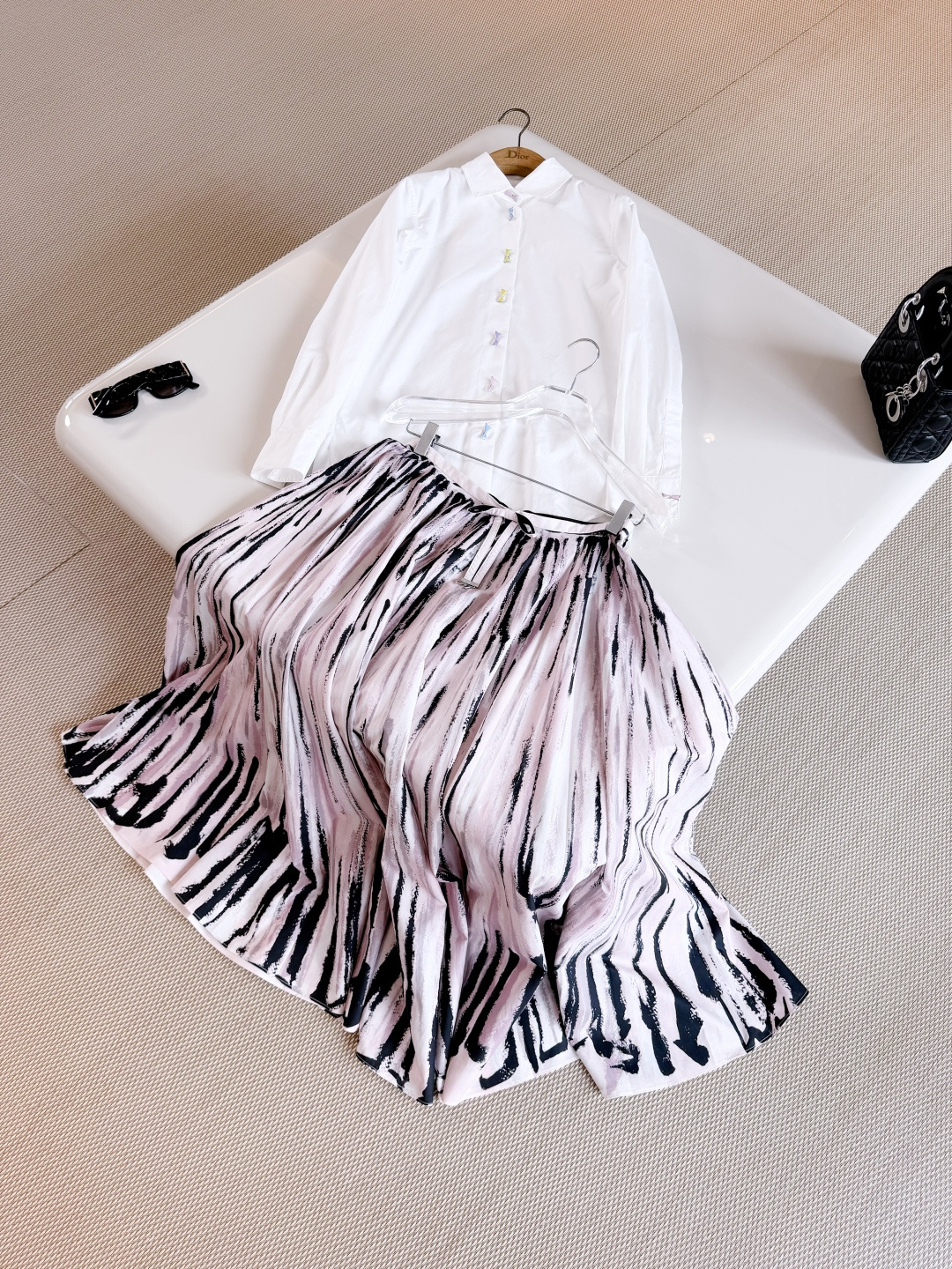 NO:907682,DIO 26S black and pink gradient printed CD bow cotton skirt. The skirt highlights the black tie-dye pattern. Carefully crafted from pink cotton poplin. Flared silhouette, waist bow decorated with silver-finished metal CD letters to enhance style. Create a sophisticated look. Top quality, dior, skirts,19860909DIO 26S 黑粉渐变印花CD蝴蝶结棉质半身裙 半裙突显黑色扎染图案 采用粉色棉府绸精心制作 喇叭形廓形,腰部蝴蝶结饰以银色饰面金属CD字母提升格调 打造精致造型 顶级品质,,dior,skirts,,Women's clothing