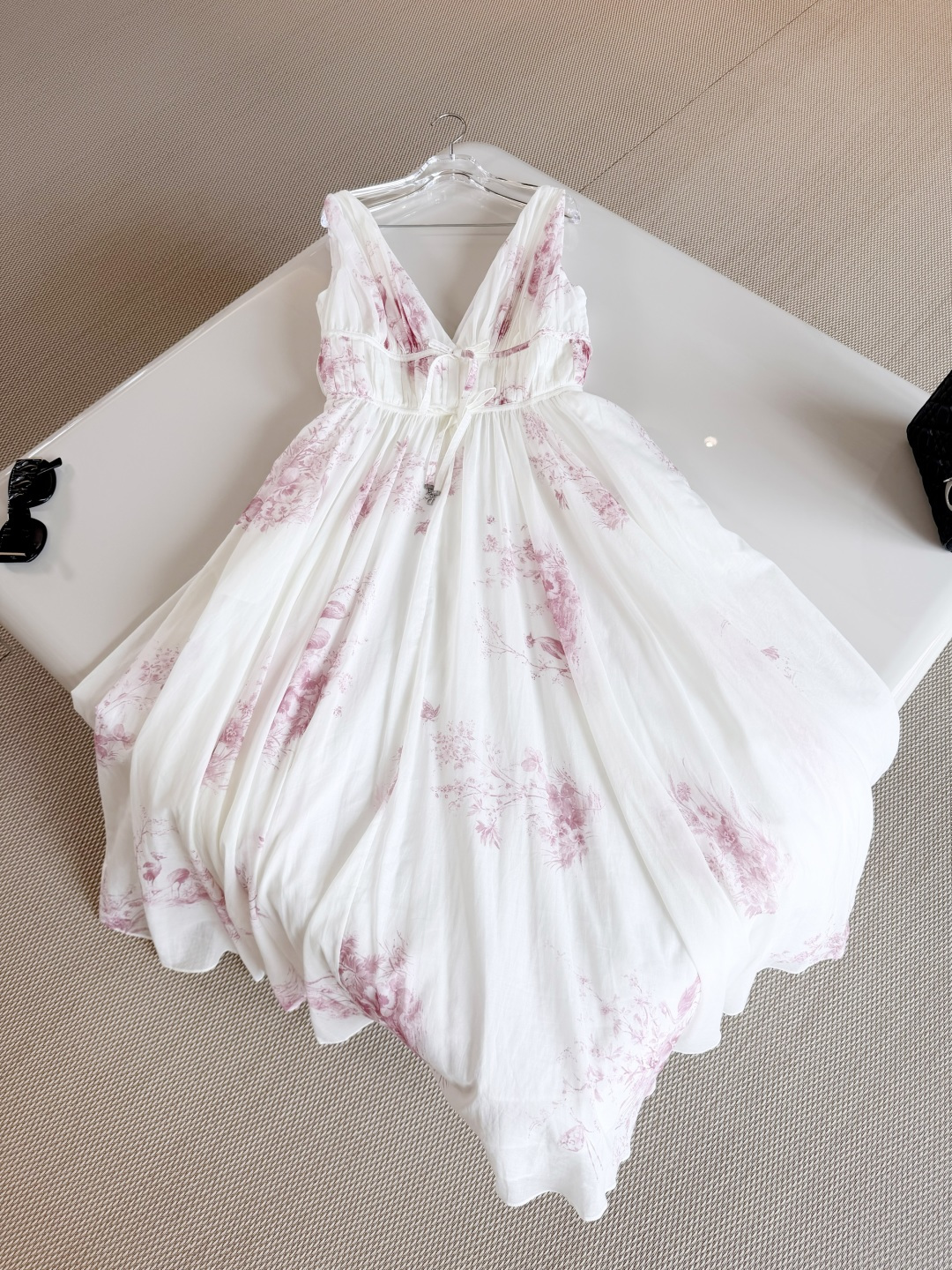 NO:907687,DIO 26S pink Jouy floral CD bow V-neck dress. The mid-length dress is made of cotton fabric. Shows the white background pink FloralGarden Jouy print pattern, a new interpretation of the brand pattern with elegant and colorful floral design. Flared silhouette. Top quality sale, dior, skirts,19860909DIO 26S 粉色茹伊花卉CD蝴蝶结V领连衣裙 中长款连衣裙采用棉质面料制作 展示白色底色粉色FloralGarden茹伊印花图案,以优雅而缤纷的花卉设计全新演绎品牌图案 喇叭形廓形 顶级品质发售,,dior,skirts,,Women's clothing