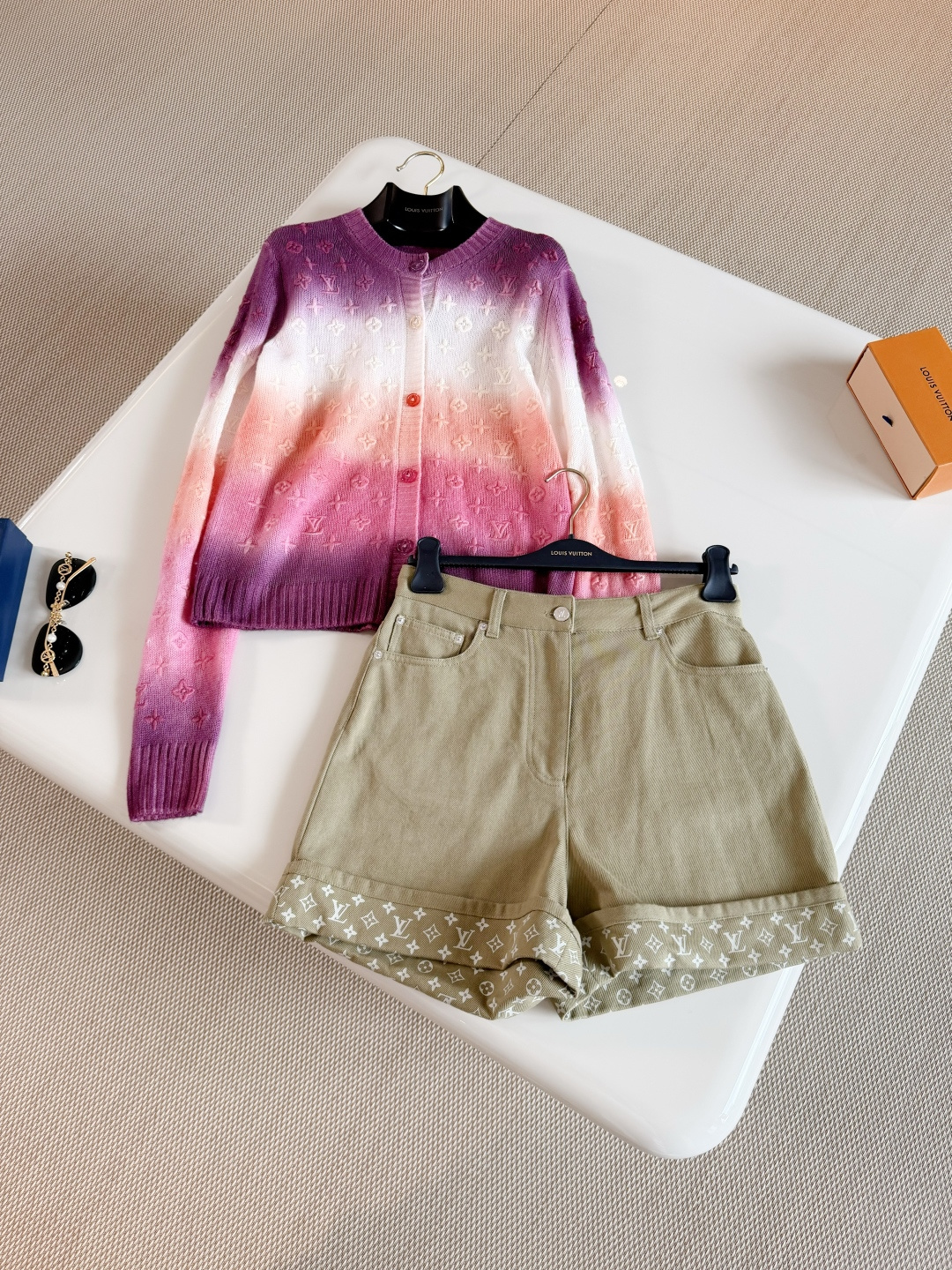 NO:908478,LOUIS 26S 3D old pollen purple tie-dye gradient knitted cardigan. The cardigan depicts tie-dye effect stripes in eye-catching colors. Just like the sunset in the vast desert and the horizon soaked in sunset, 3D knitting outlines the Monogram pattern on the surface of the rich cashmere. The ribbed hem creates a comfortable texture. Louis vuitton,19860909LOUIS 26S 3D老花粉紫扎染渐变针织开衫 开衫以瞩目色彩描绘扎染效果条纹 恰似茫茫大漠的落日与晚霞浸染的地平线,3D针织在丰盈山羊绒表面勾勒Monogram 图案 罗纹下摆打造舒适质感,,louis vuitton,,Women's clothing