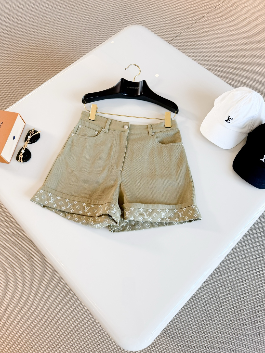 NO:912011,LOUIS 26S old flower jacquard splicing denim shorts. The shorts are made of new season denim to create a classic straight fit. Through the deep-cut trousers, you can see the same-tone Monogram pattern inside. The workman's fasteners on the back pockets highlight functional considerations. Leather patches accentuate the waist. Top quality,,louis vuitton,shorts,19860909LOUIS 26S 老花提花拼接丹宁牛仔短裤 短裤以新季丹宁布塑造经典直筒版型,透过深裁裤脚可窥见内里的同色调Monogram图案后袋的工装固定环彰显功能考量 皮革贴饰点睛腰部 顶级品质,,louis vuitton,shorts,,Women's clothing