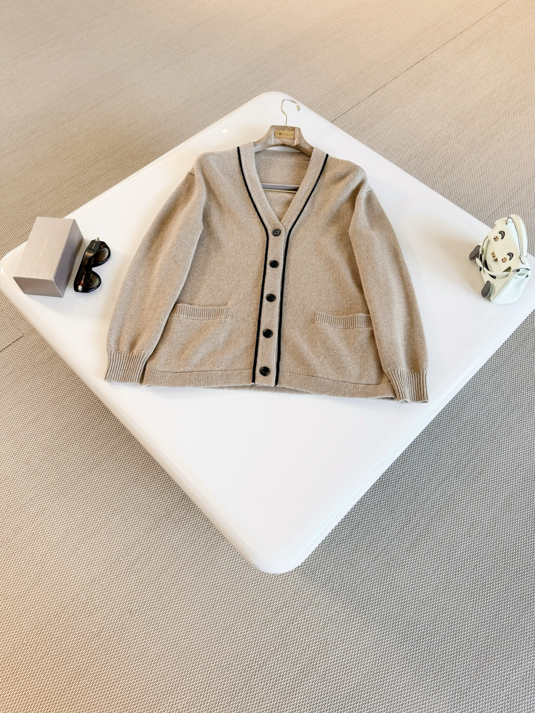 NO:909202,Loro Pia 26S Old money style contrasting color V-neck cashmere knitted cardigan. The cardigan is designed with a loose silhouette. V-neck. The placket and pockets are decorated with contrasting piping. Made of baby cashmere. It has the ultimate warmth and light texture. Two patch pockets on the front. It is practical. Top quality sale, loro piana,19860909Loro Pia 26S 老钱风撞色V领羊绒针织开衫 开衫采用宽松廓形设计 V领 门襟和口袋处饰有撞色滚边,选用婴儿羊绒制成 兼具极致的温暖和轻盈的质感 正面两个贴袋 兼具实用性 顶级品质发售,,loro piana,,Women's clothing