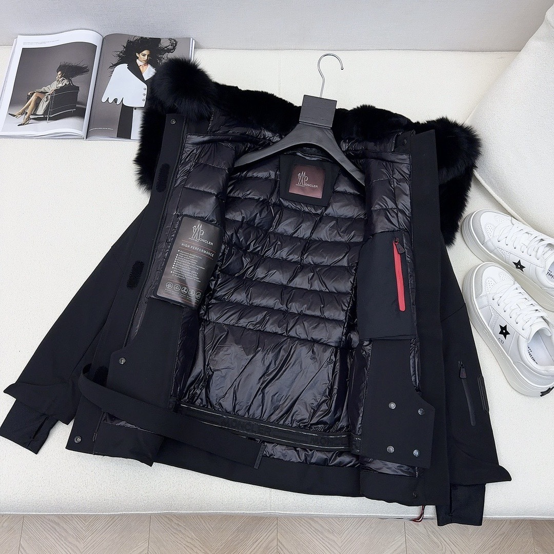 原单品质 MC 25Ss———秋冬最新款经典Celac短款收腰大毛领羽绒滑雪服🤍定制超级无敌 进口芬兰狐