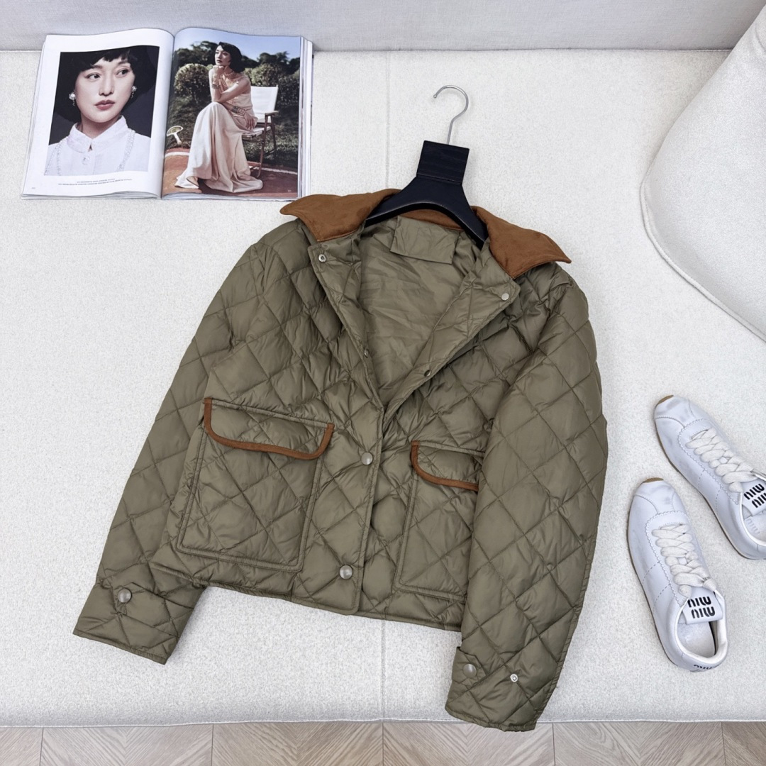 特价🉐️❗️现货齐码❗️不退不换❗️爆单款推荐 Miu 25Ss————秋冬最新款菱形绗缝拼麂皮绒翻领短