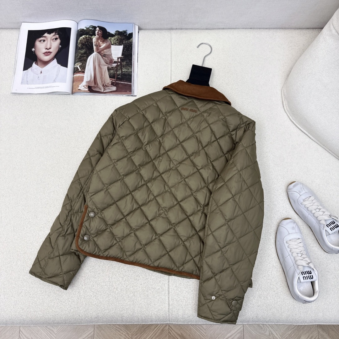 特价🉐️❗️现货齐码❗️不退不换❗️爆单款推荐 Miu 25Ss————秋冬最新款菱形绗缝拼麂皮绒翻领短